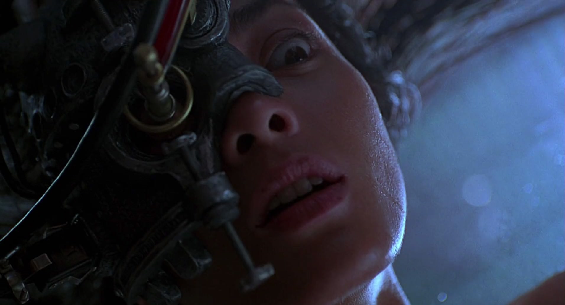 Barb Wire (1996) screencap 1008