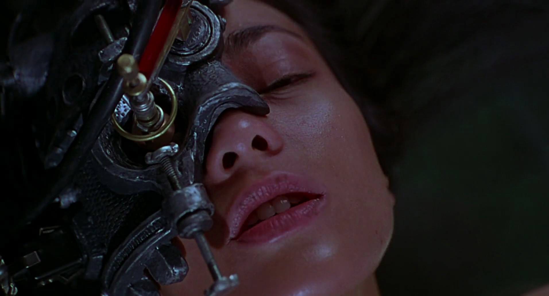 Barb Wire (1996) screencap 1017