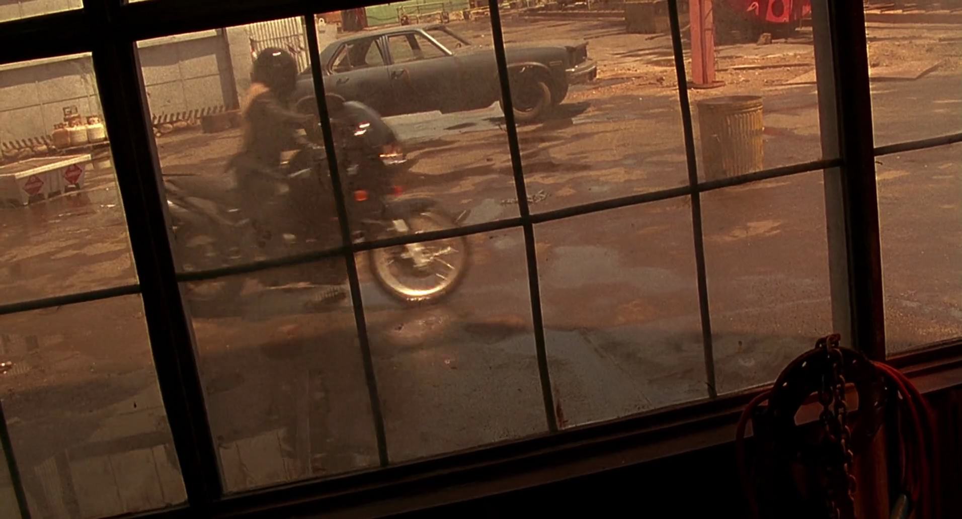 Barb Wire (1996) screencap 10191