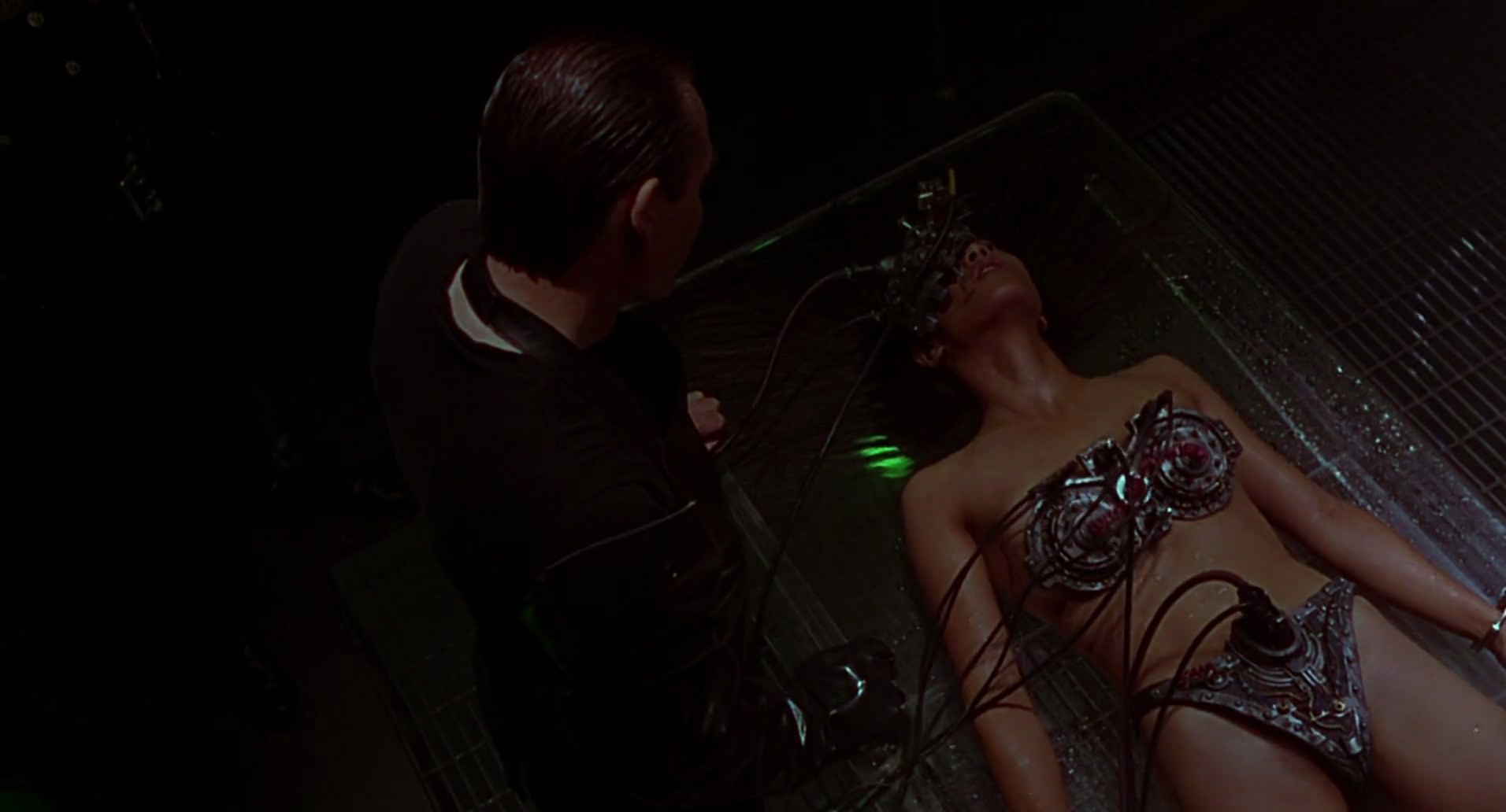 Barb Wire (1996) screencap 1026