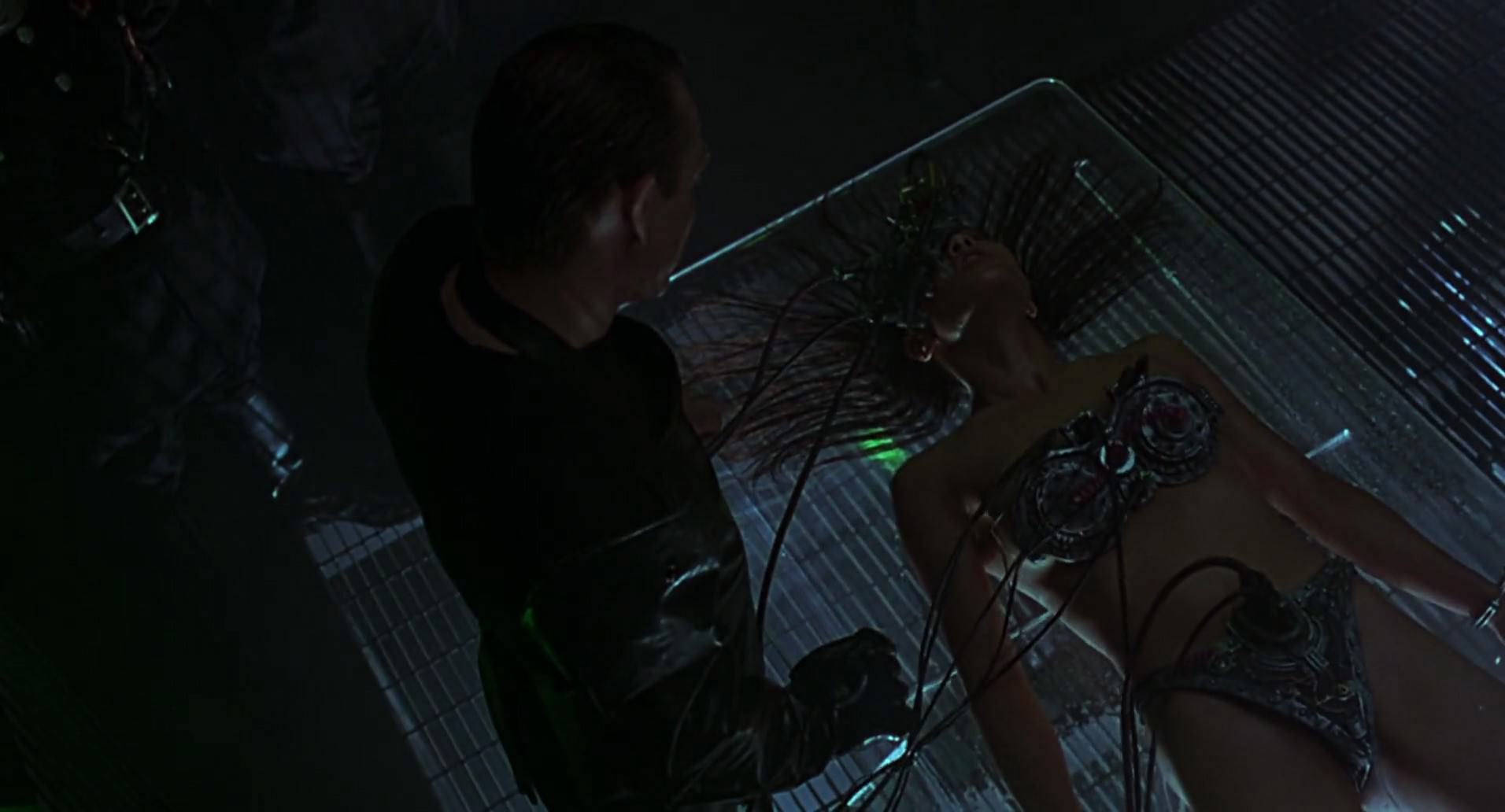 Barb Wire (1996) screencap 1032