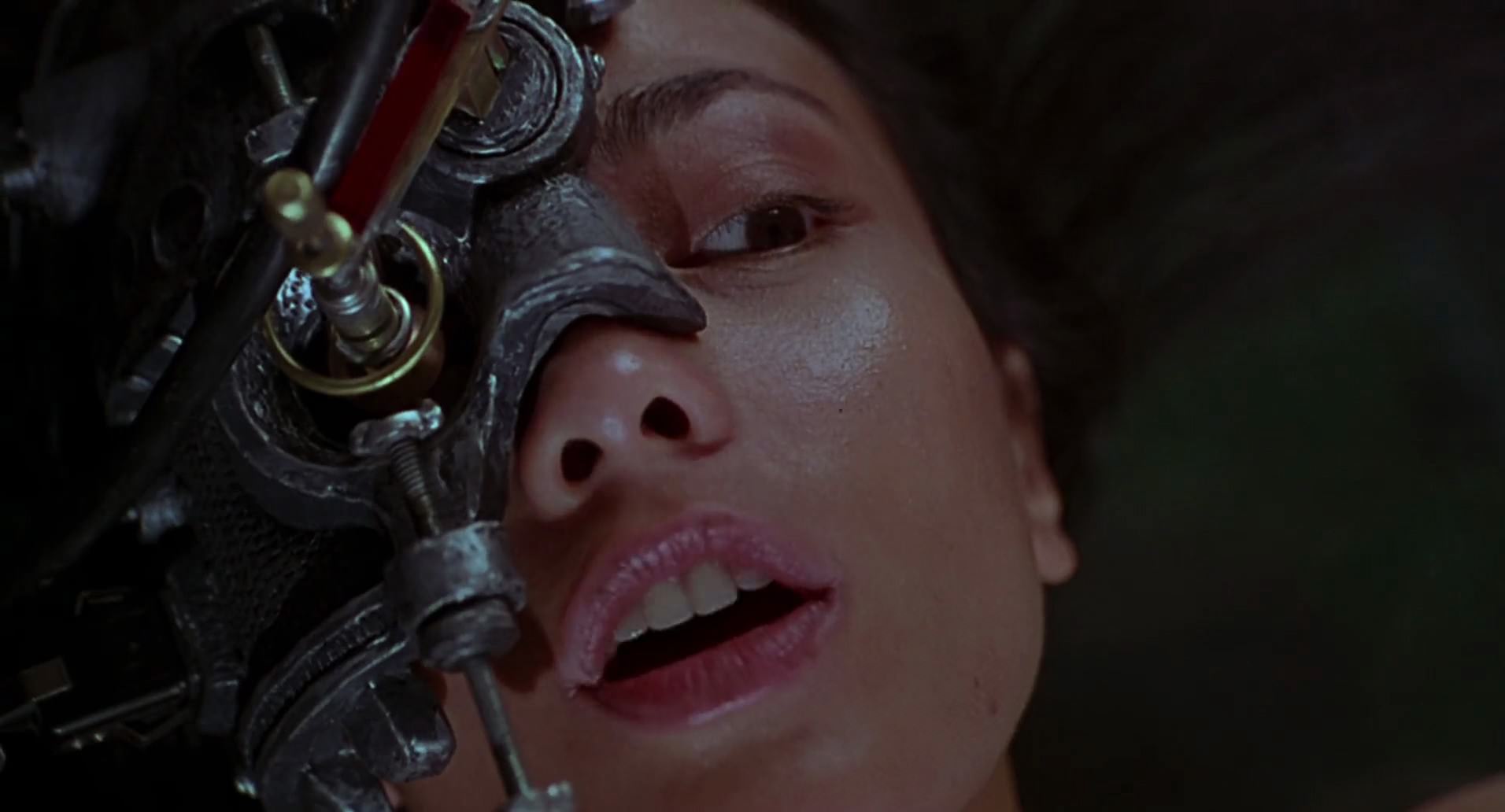 Barb Wire (1996) screencap 1044