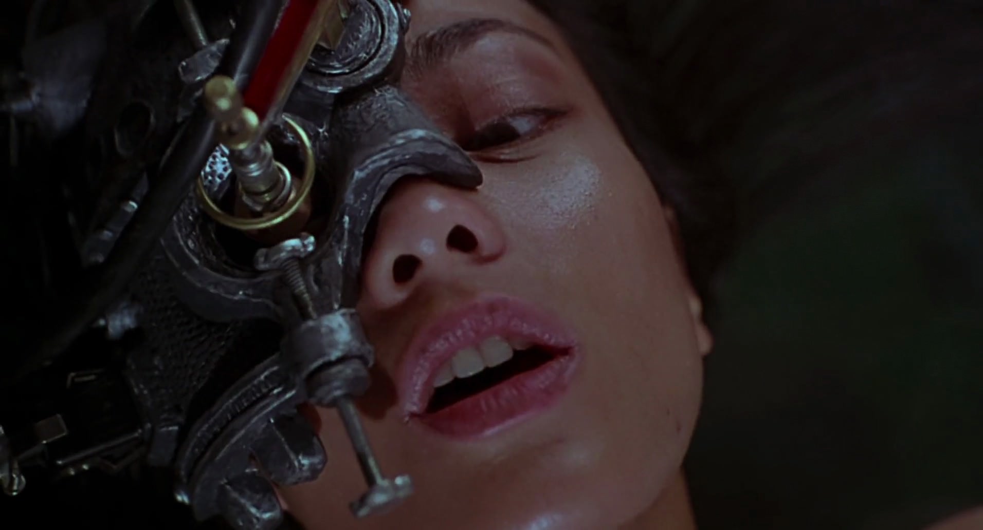 Barb Wire (1996) screencap 1047