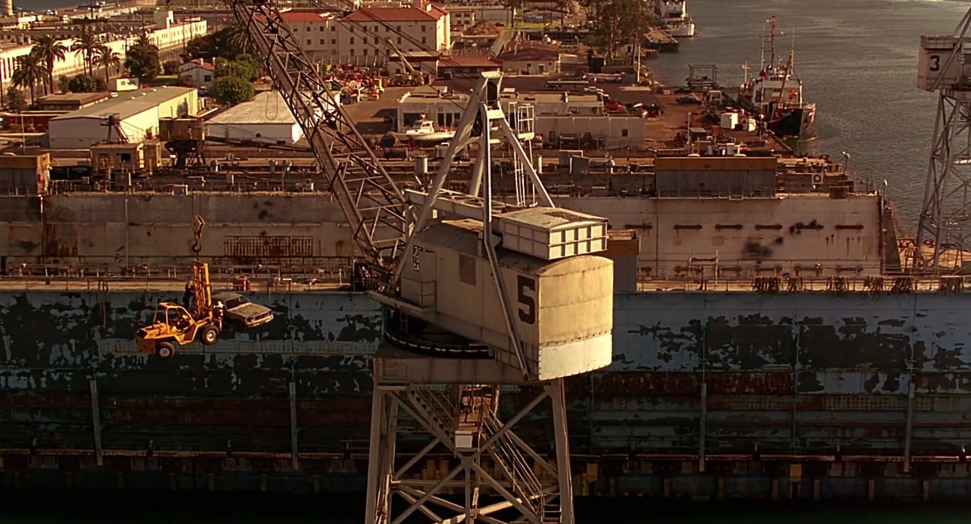 Barb Wire (1996) screencap 10533