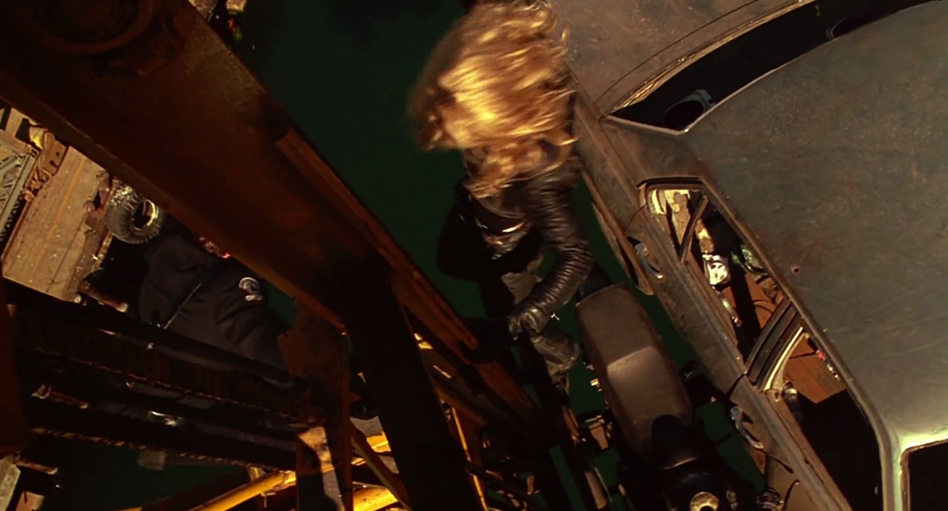 Barb Wire (1996) HD screenshot 10535