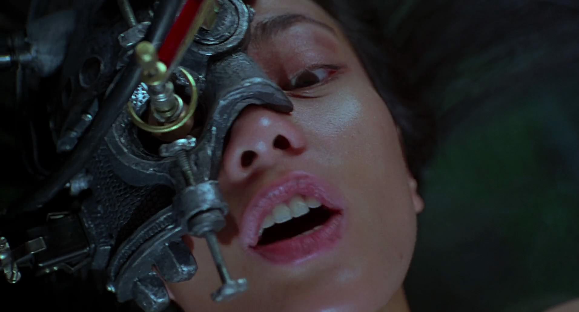 Barb Wire (1996) screencap 1095