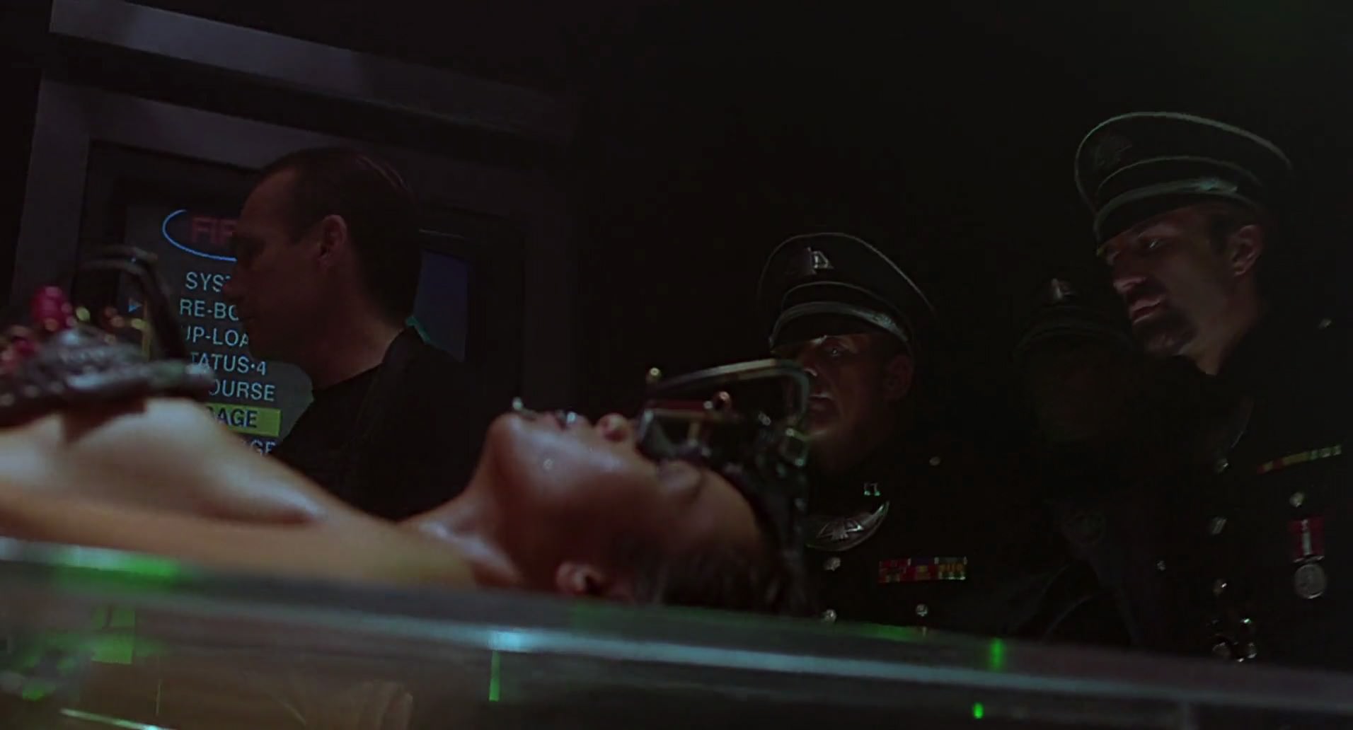 Barb Wire (1996) screencap 1101