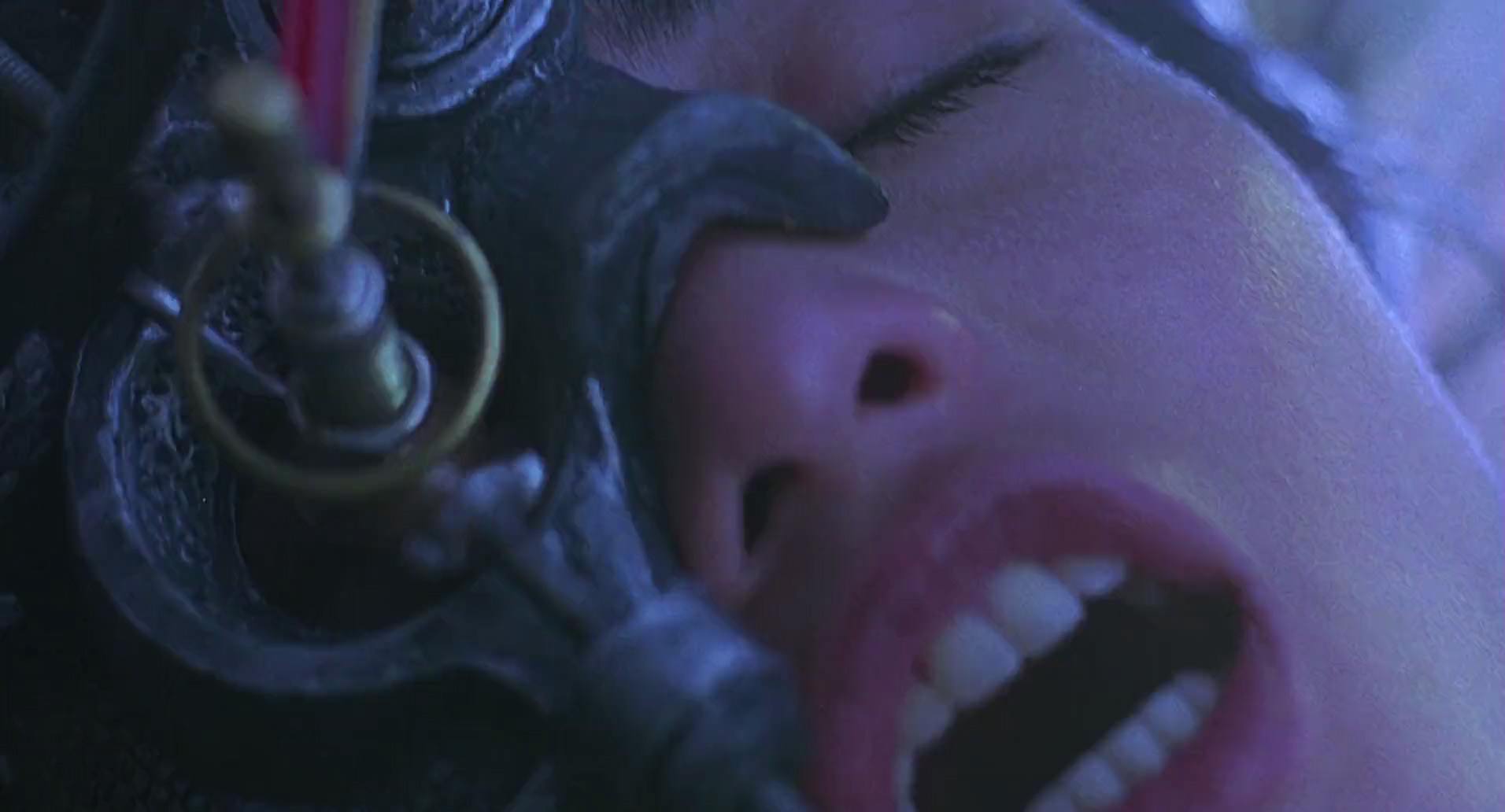 Barb Wire (1996) screencap 1122