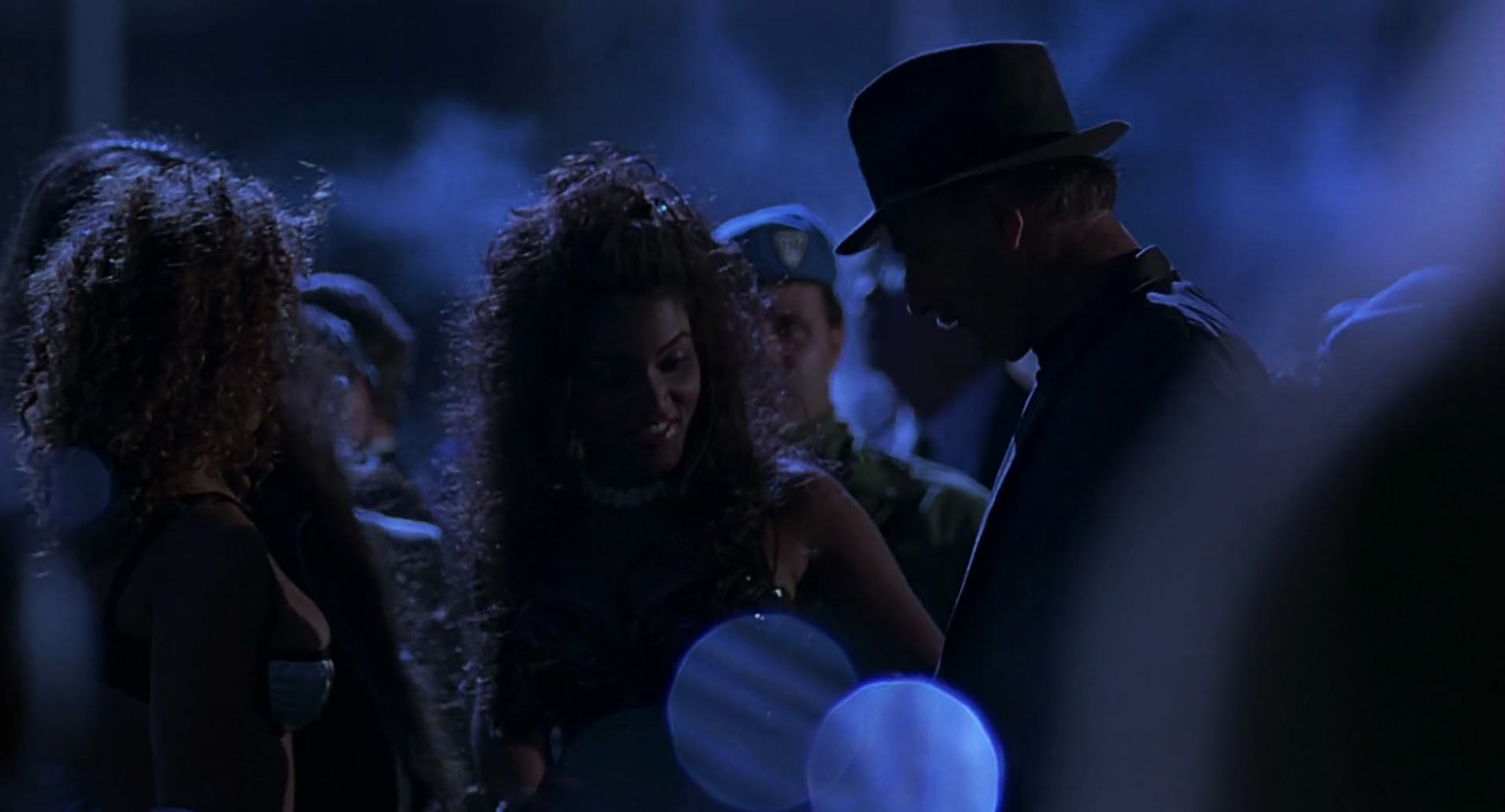 Barb Wire (1996) screencap 1377