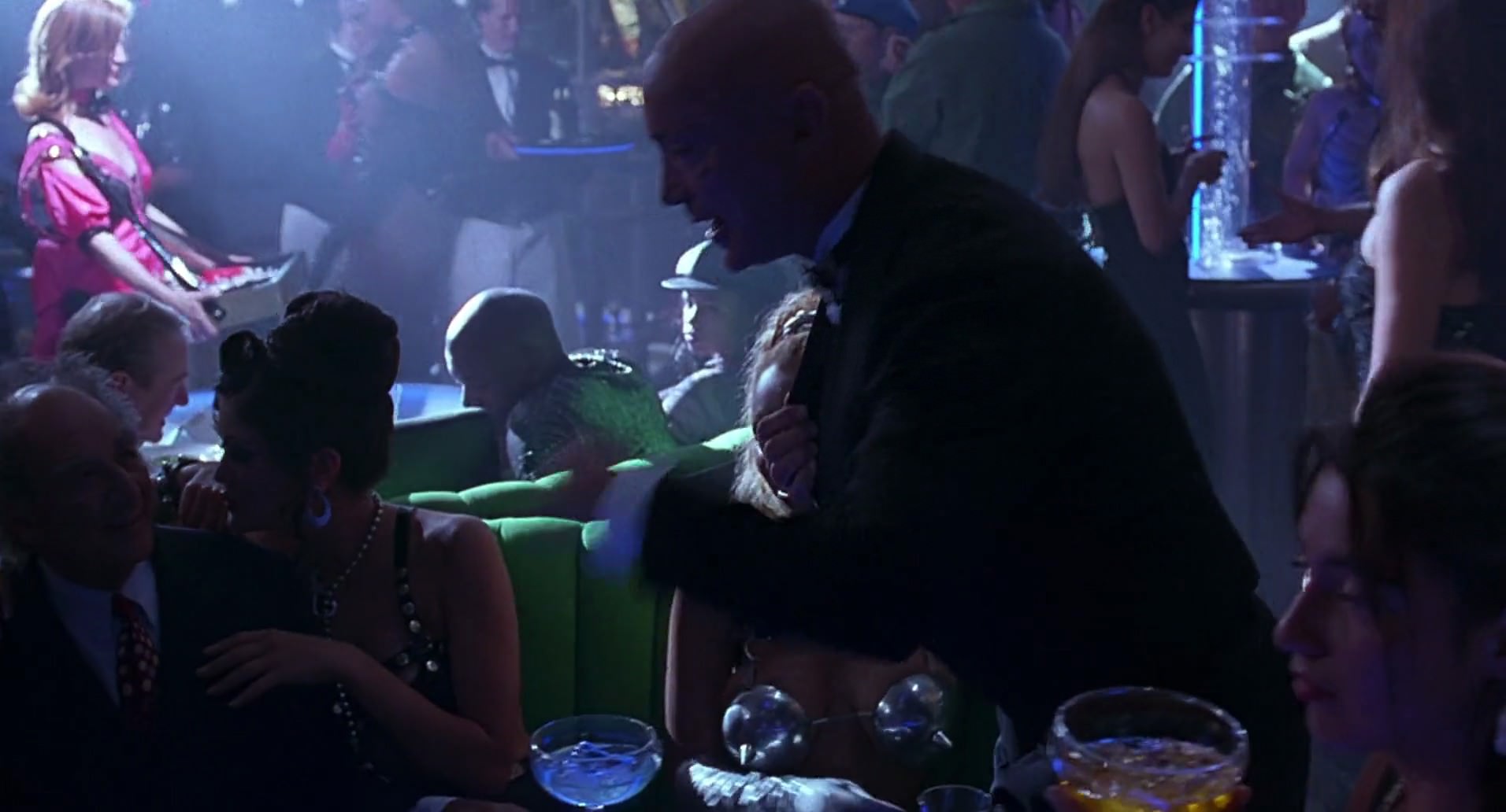 Barb Wire (1996) screencap 1455