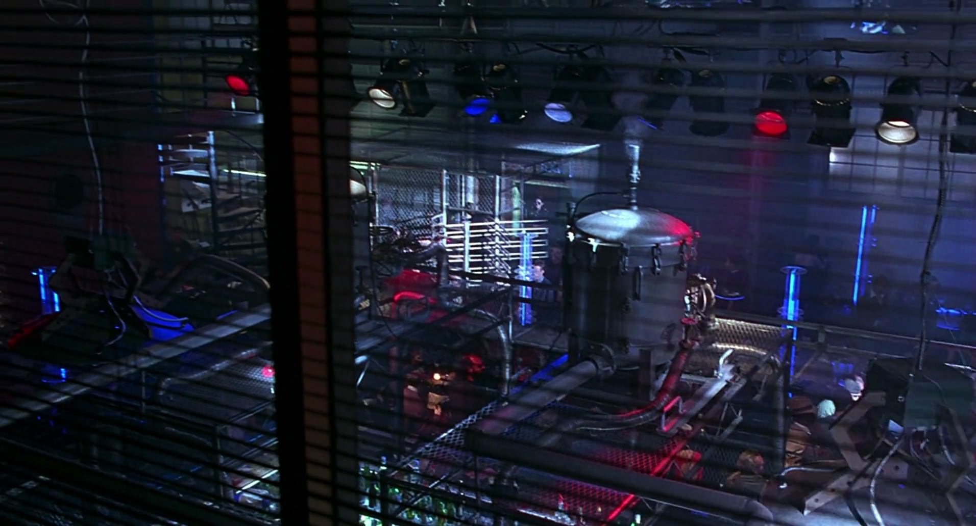 Barb Wire (1996) screencap 1911