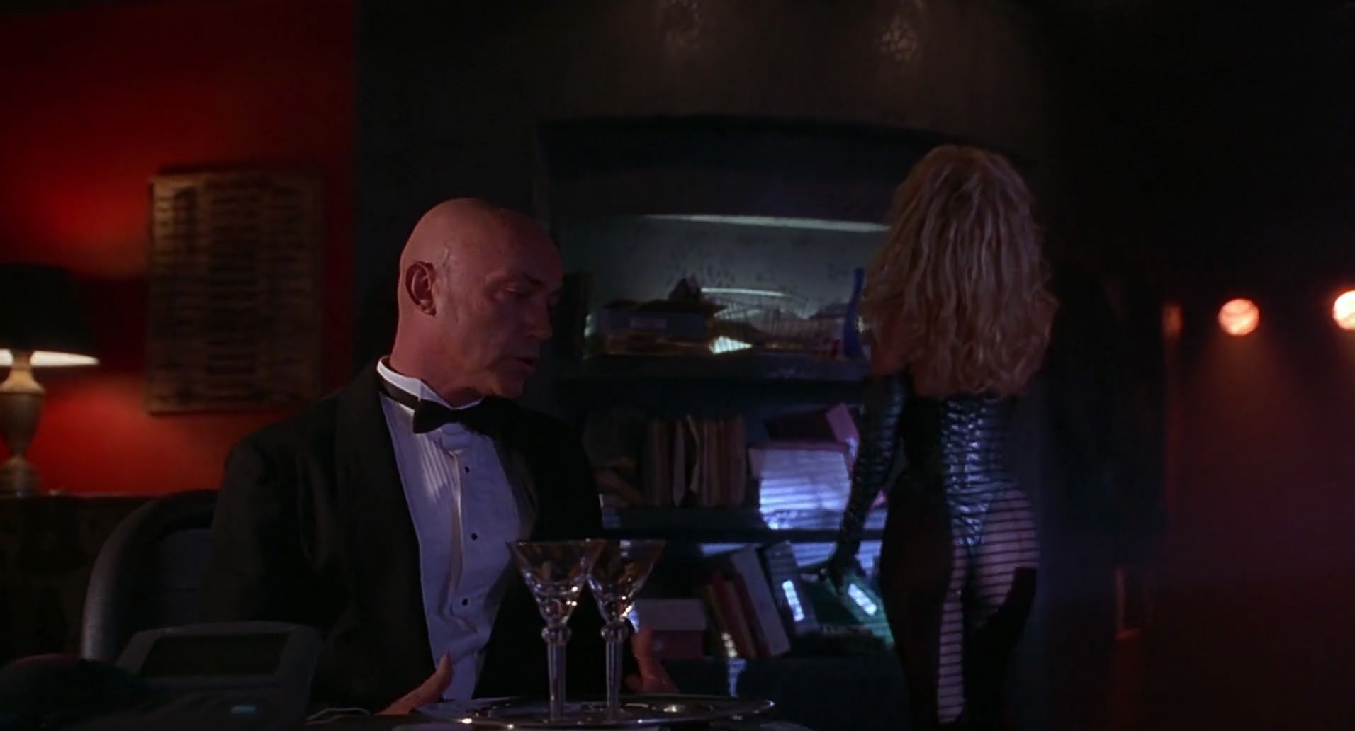Barb Wire (1996) screencap 1983