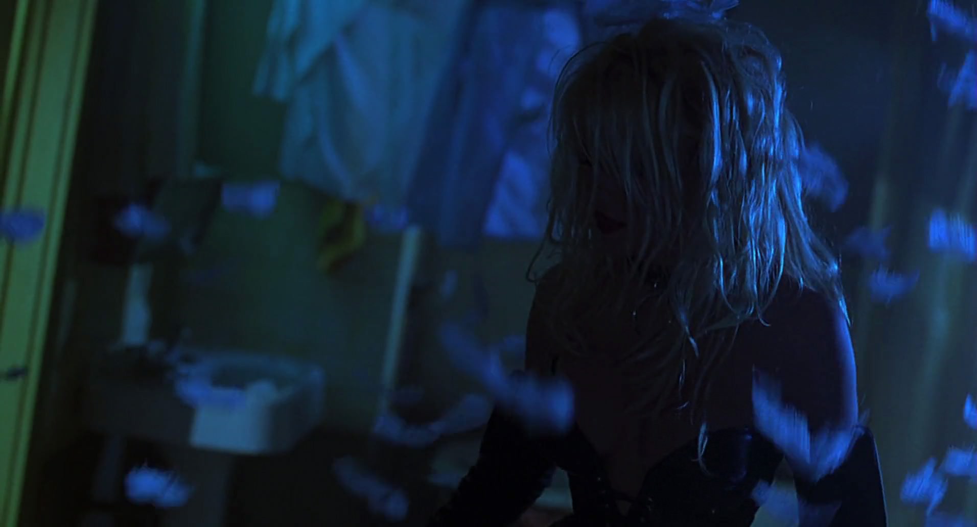 Barb Wire (1996) screencap 2706