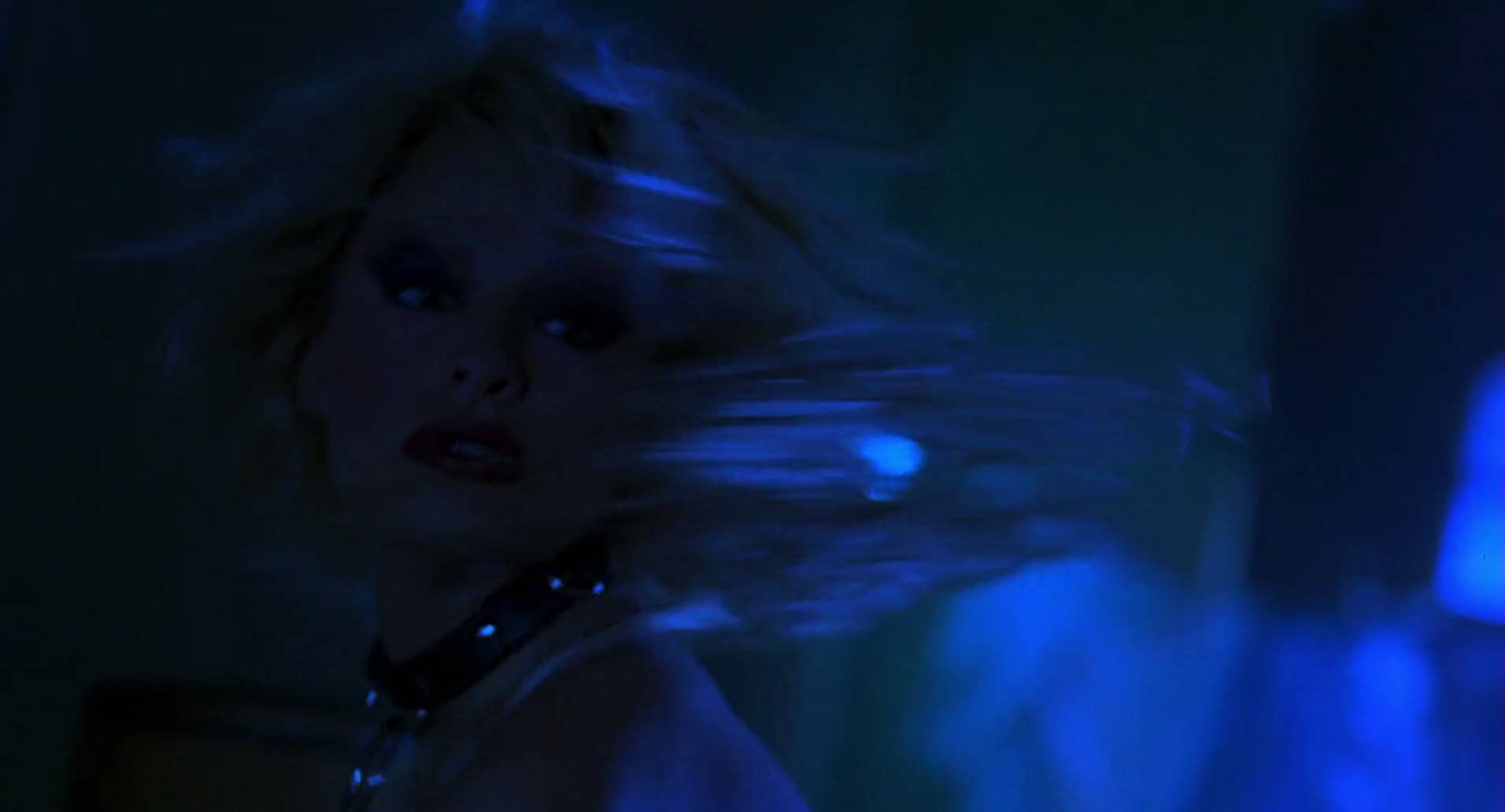 Barb Wire (1996) screencap 2721