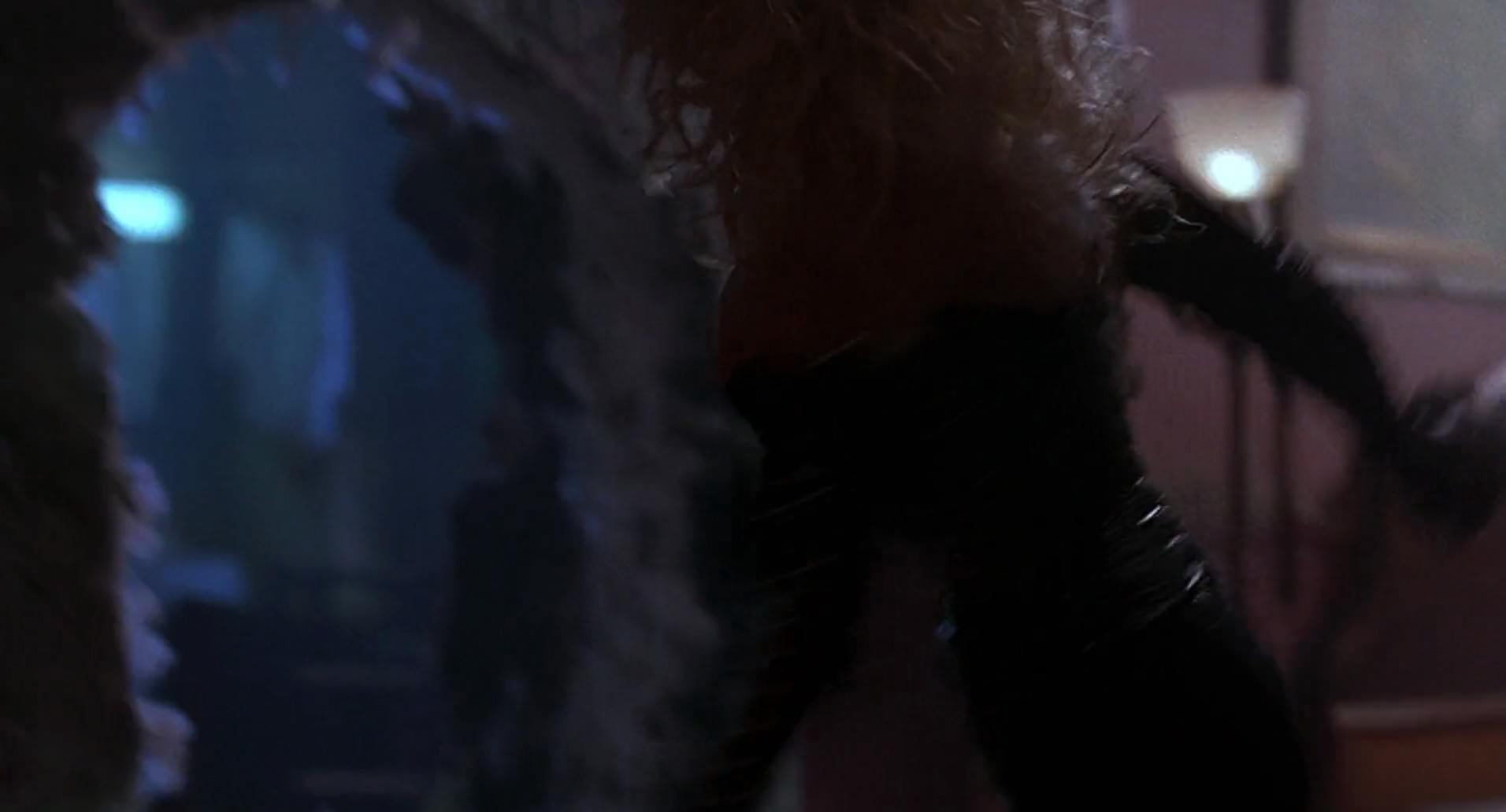 Barb Wire (1996) screencap 2757