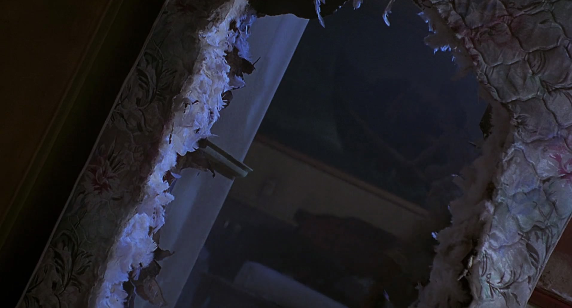 Barb Wire (1996) screencap 2769