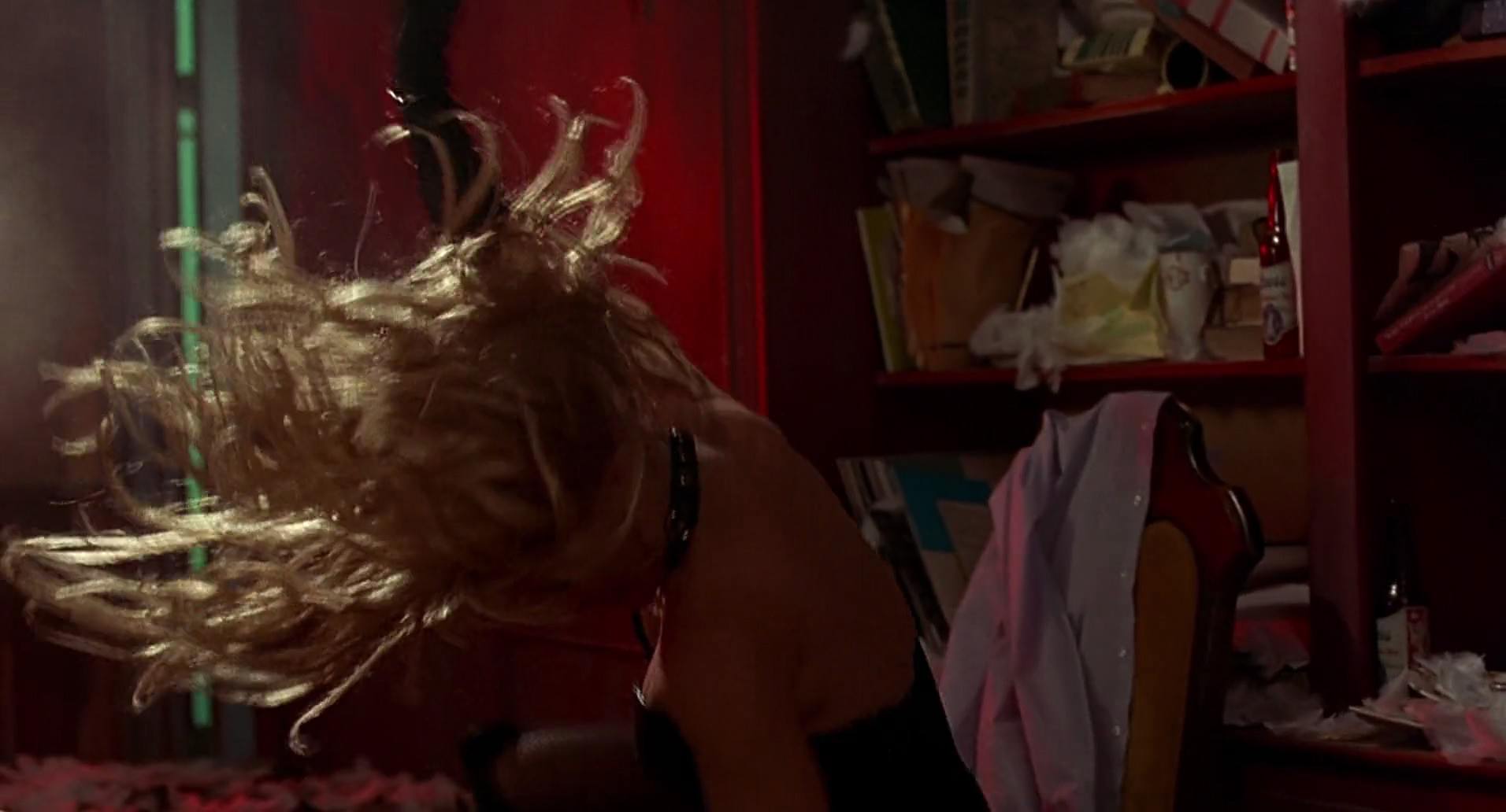 Barb Wire (1996) screencap 2805