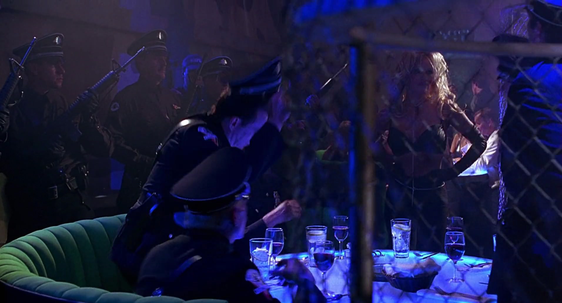 Barb Wire (1996) screencap 4446