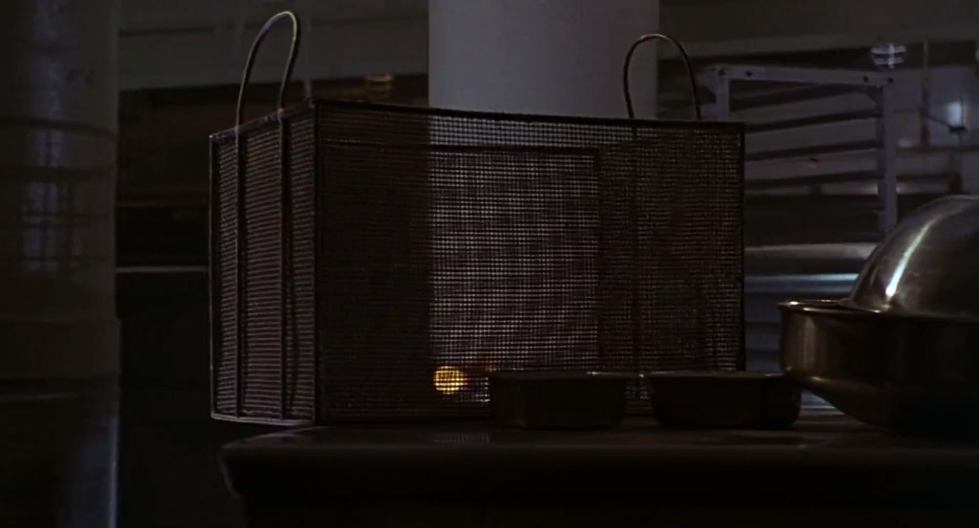 Barb Wire (1996) screencap 450