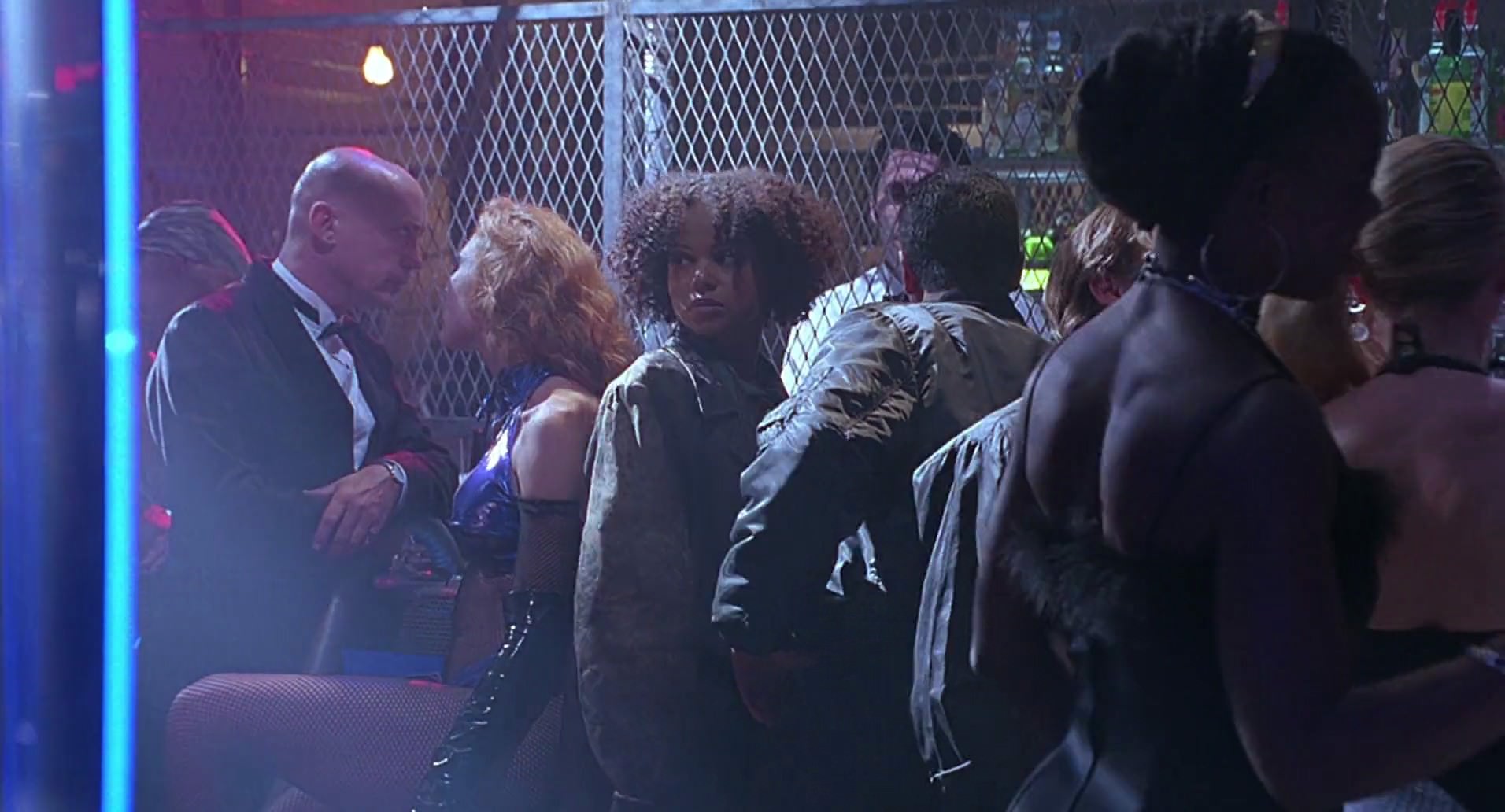 Barb Wire (1996) screencap 4740