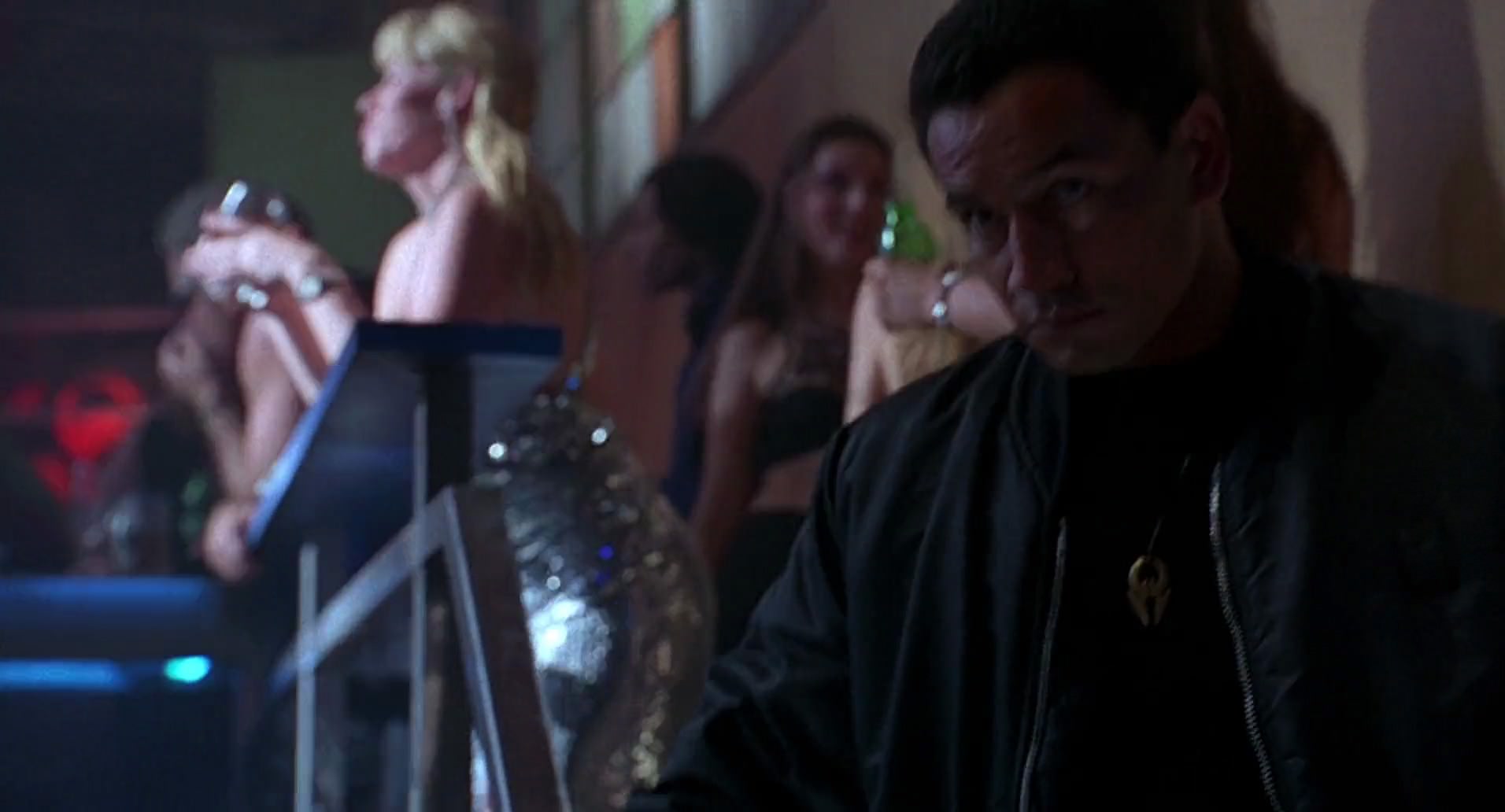 Barb Wire (1996) screencap 4806
