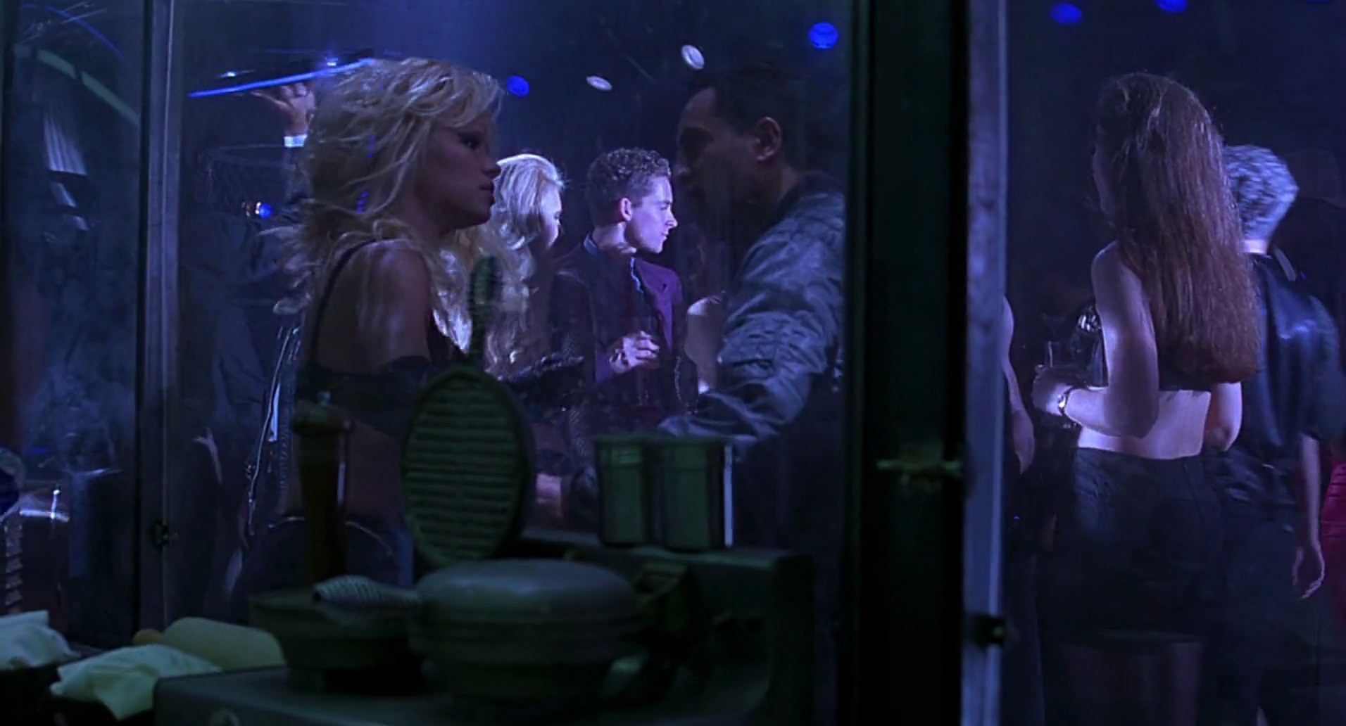 Barb Wire (1996) HD screenshot 5033