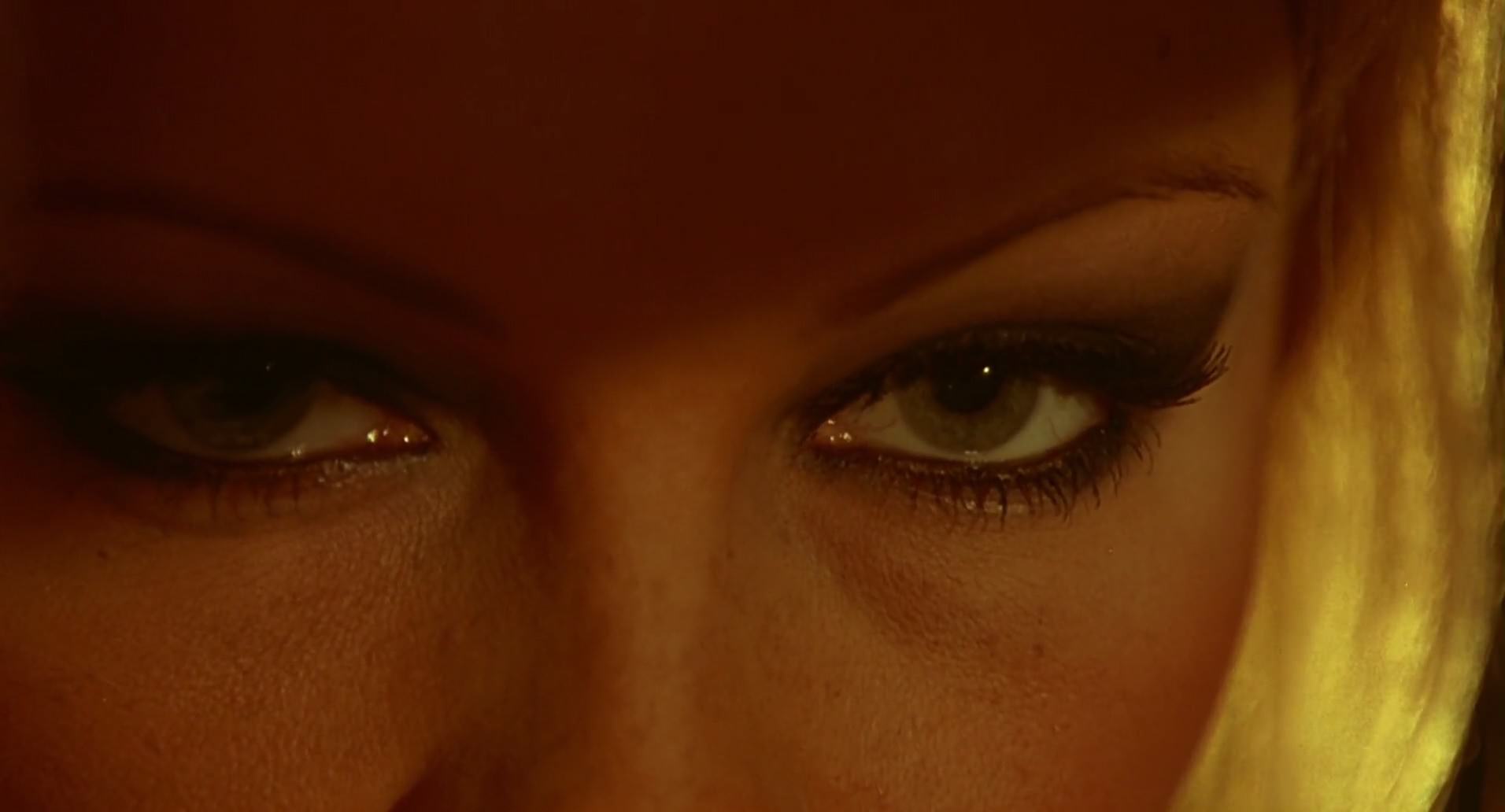 Barb Wire (1996) screencap 5841
