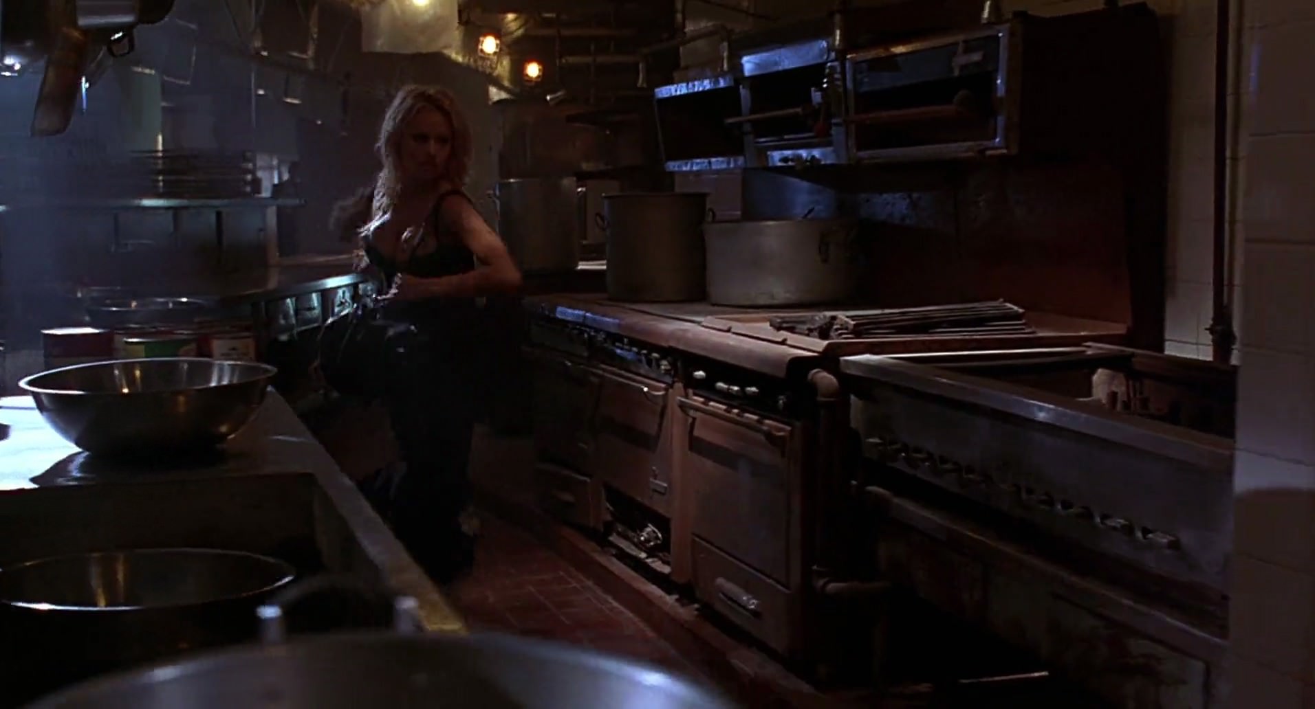 Barb Wire (1996) screencap 588