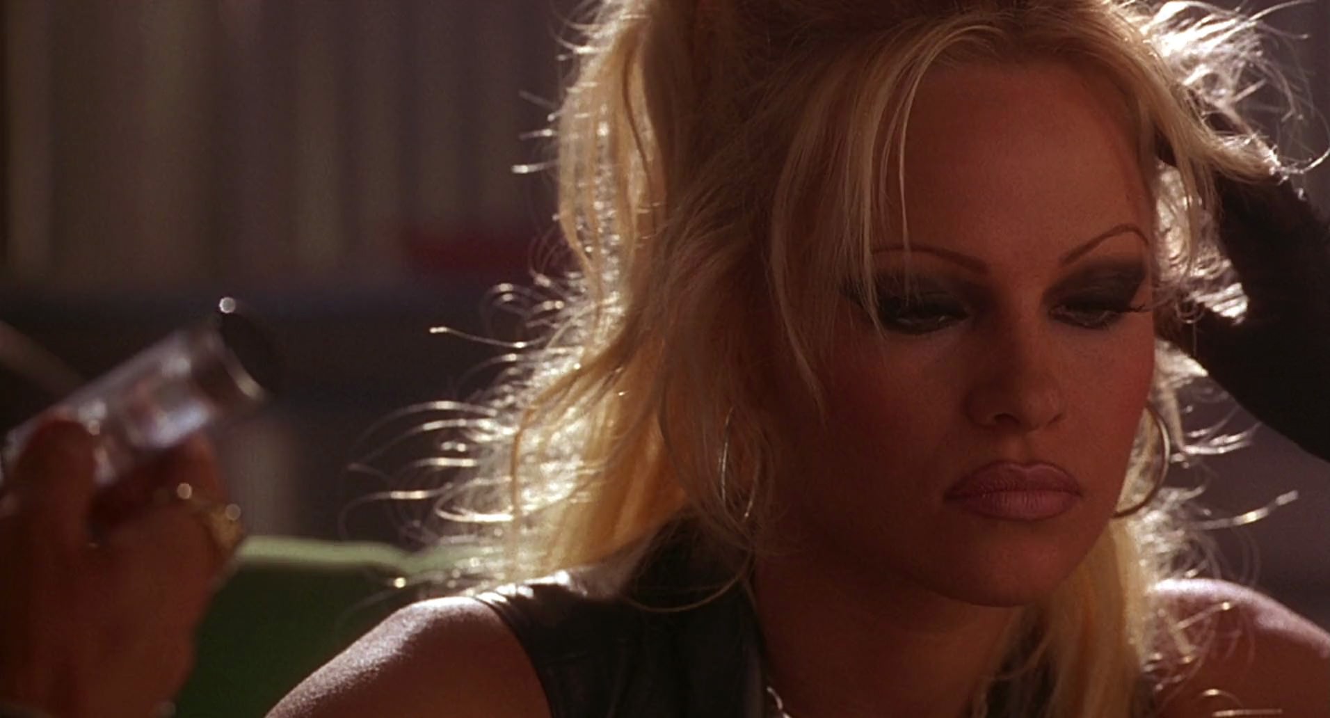 Barb Wire (1996) screencap 6090