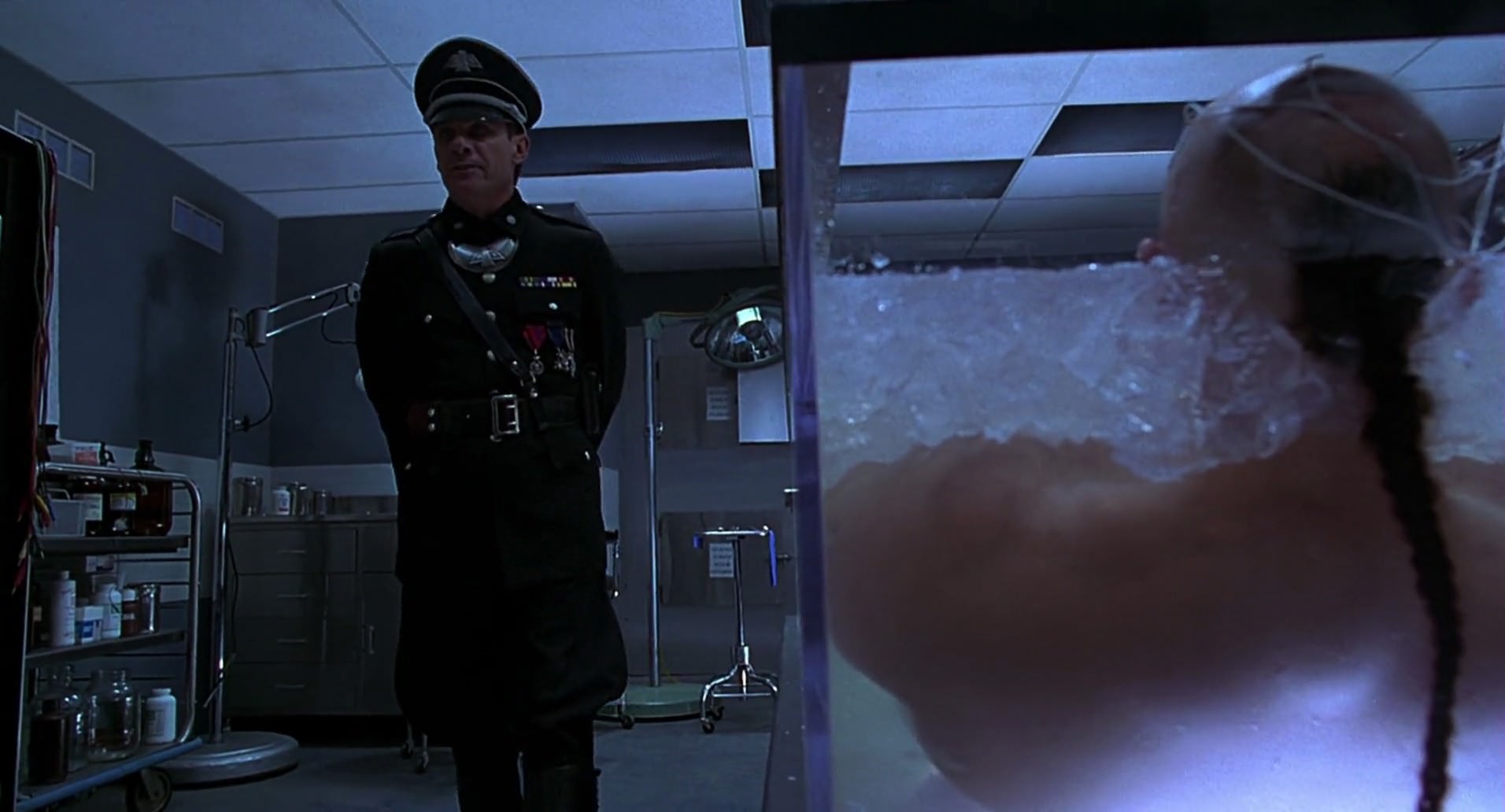 Barb Wire (1996) screencap 6534
