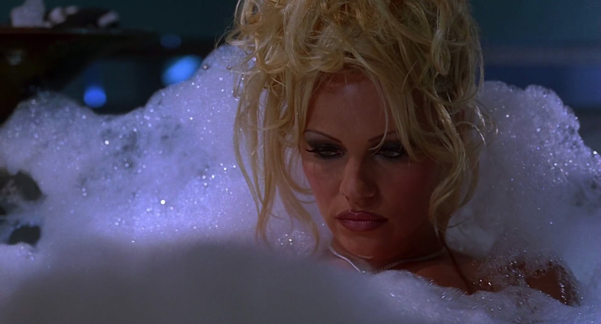 Barb Wire (1996) screencap 6606