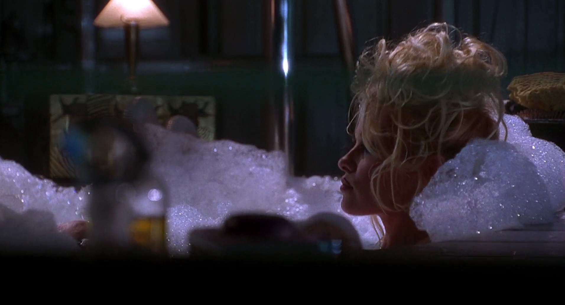 Barb Wire (1996) screencap 6621