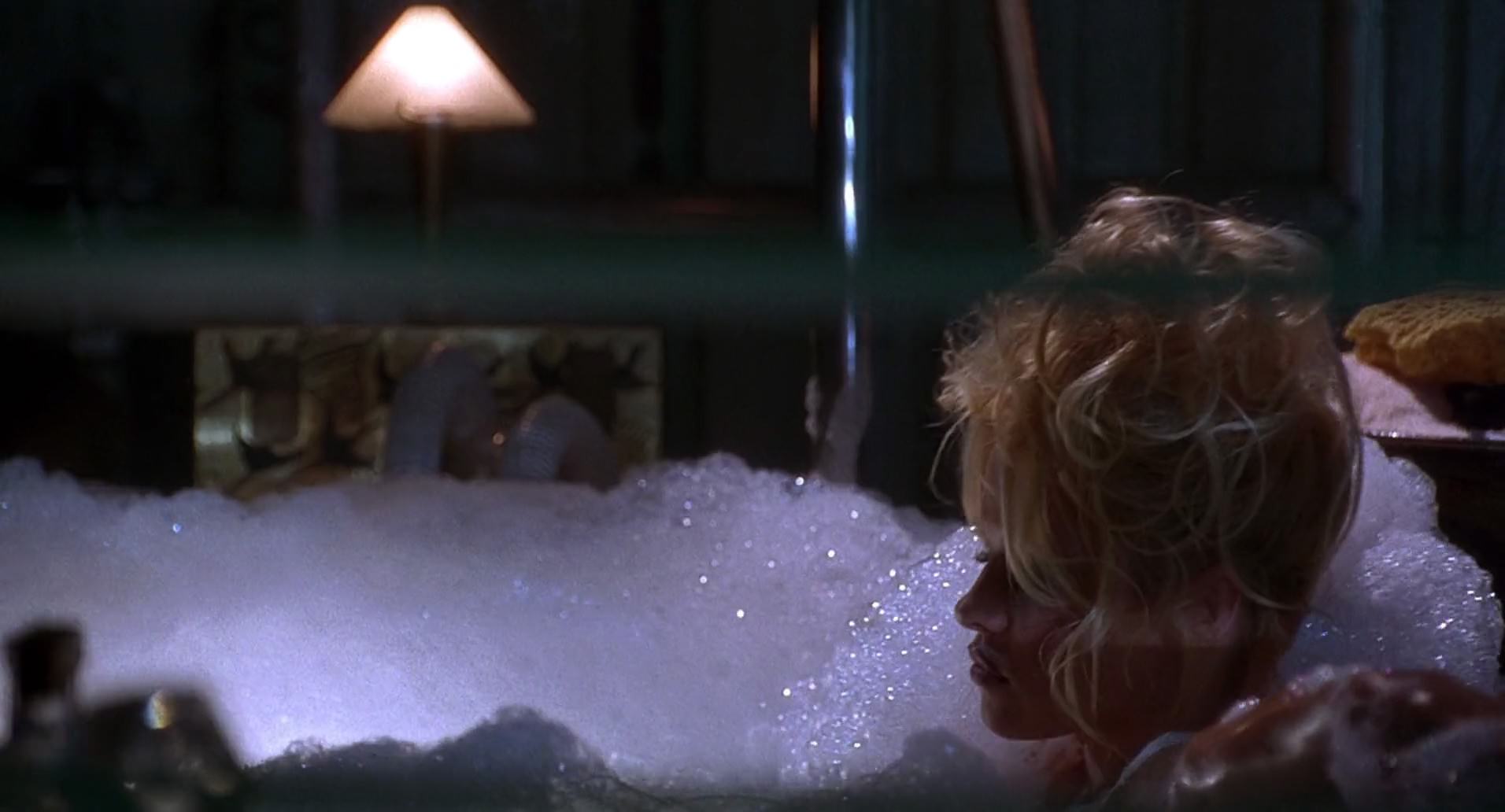 Barb Wire (1996) screencap 6633