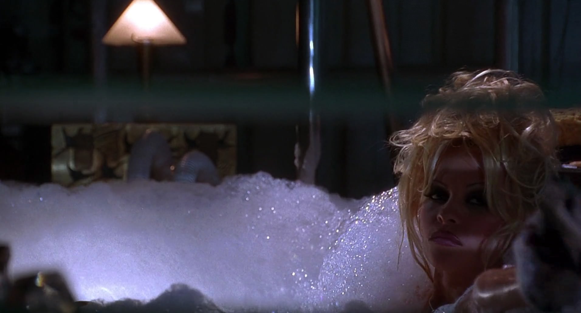 Barb Wire (1996) HD screenshot 6635