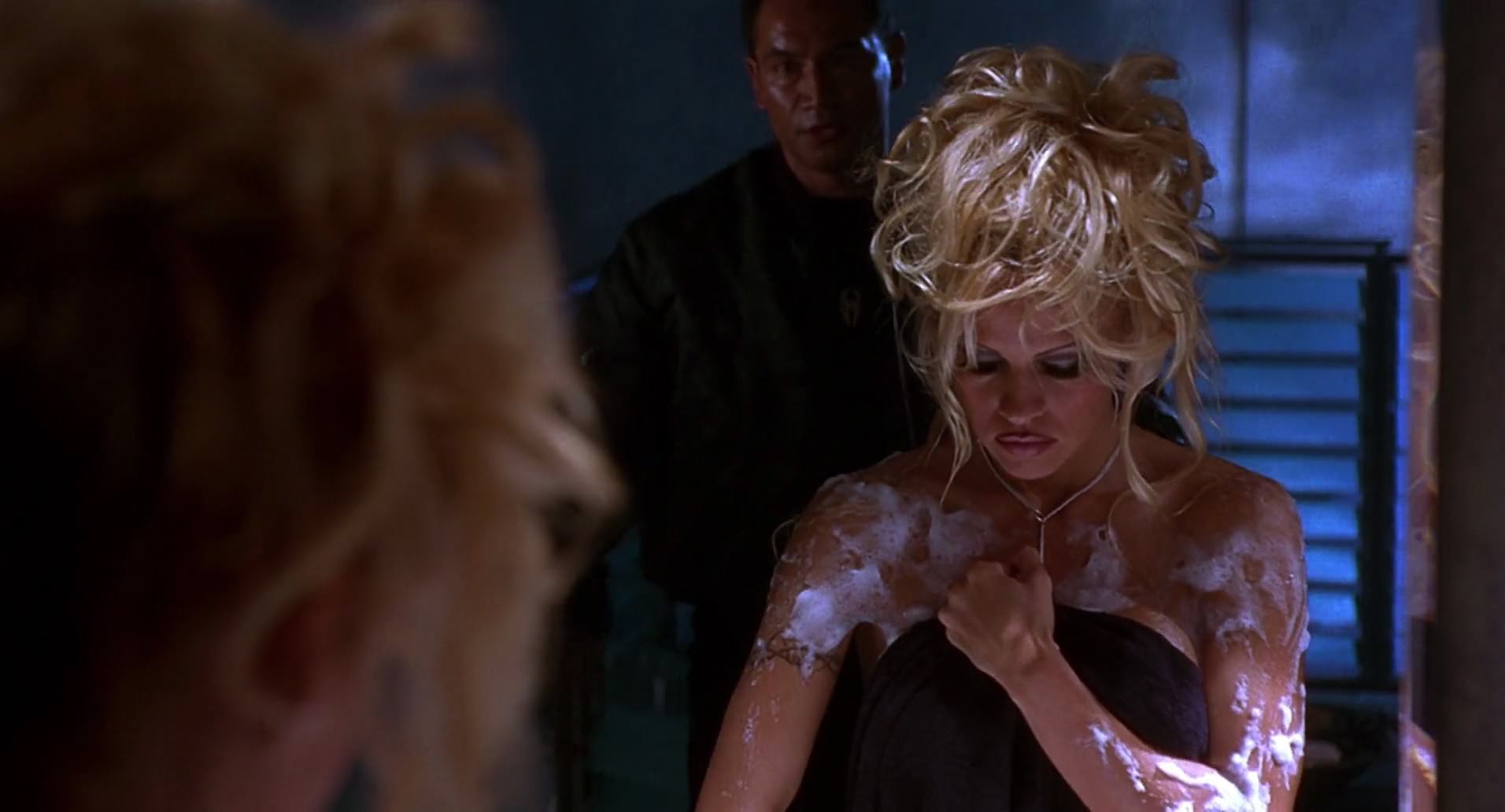 Barb Wire (1996) screencap 6699