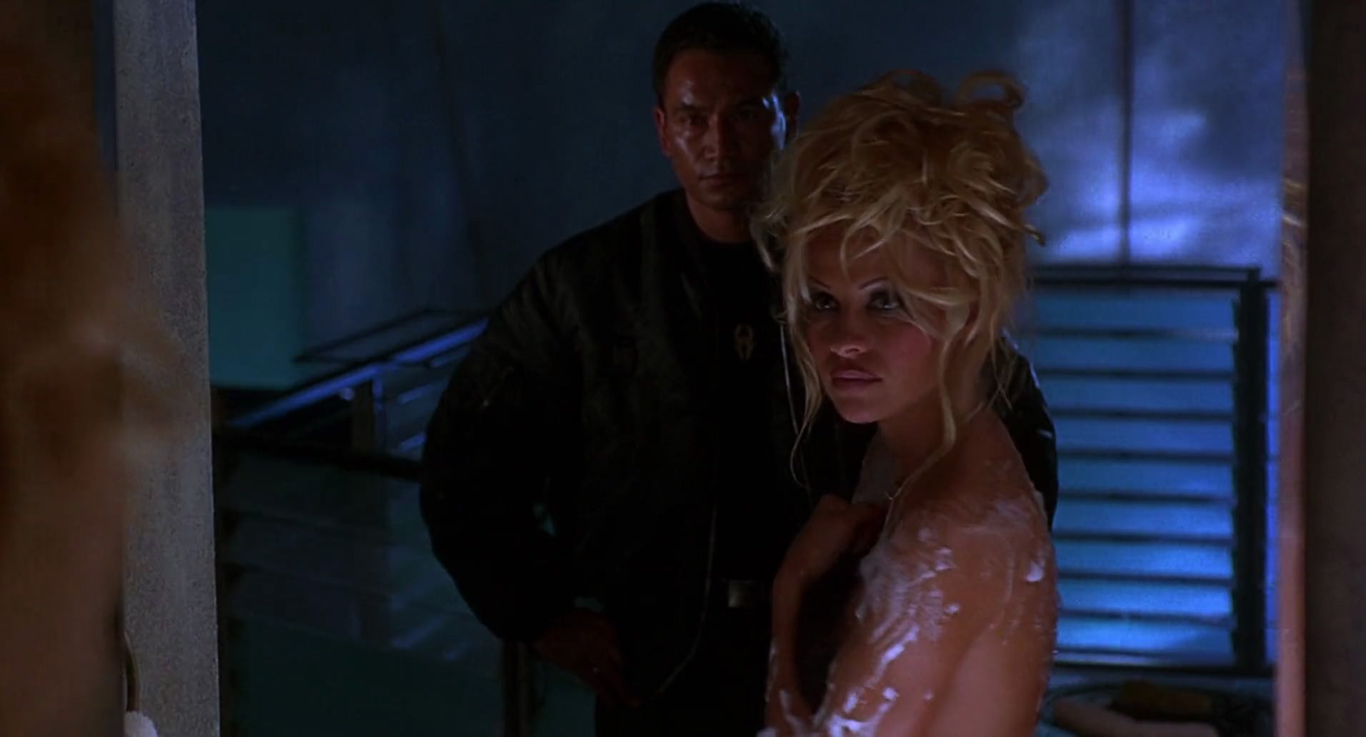 Barb Wire (1996) HD screenshot 6728