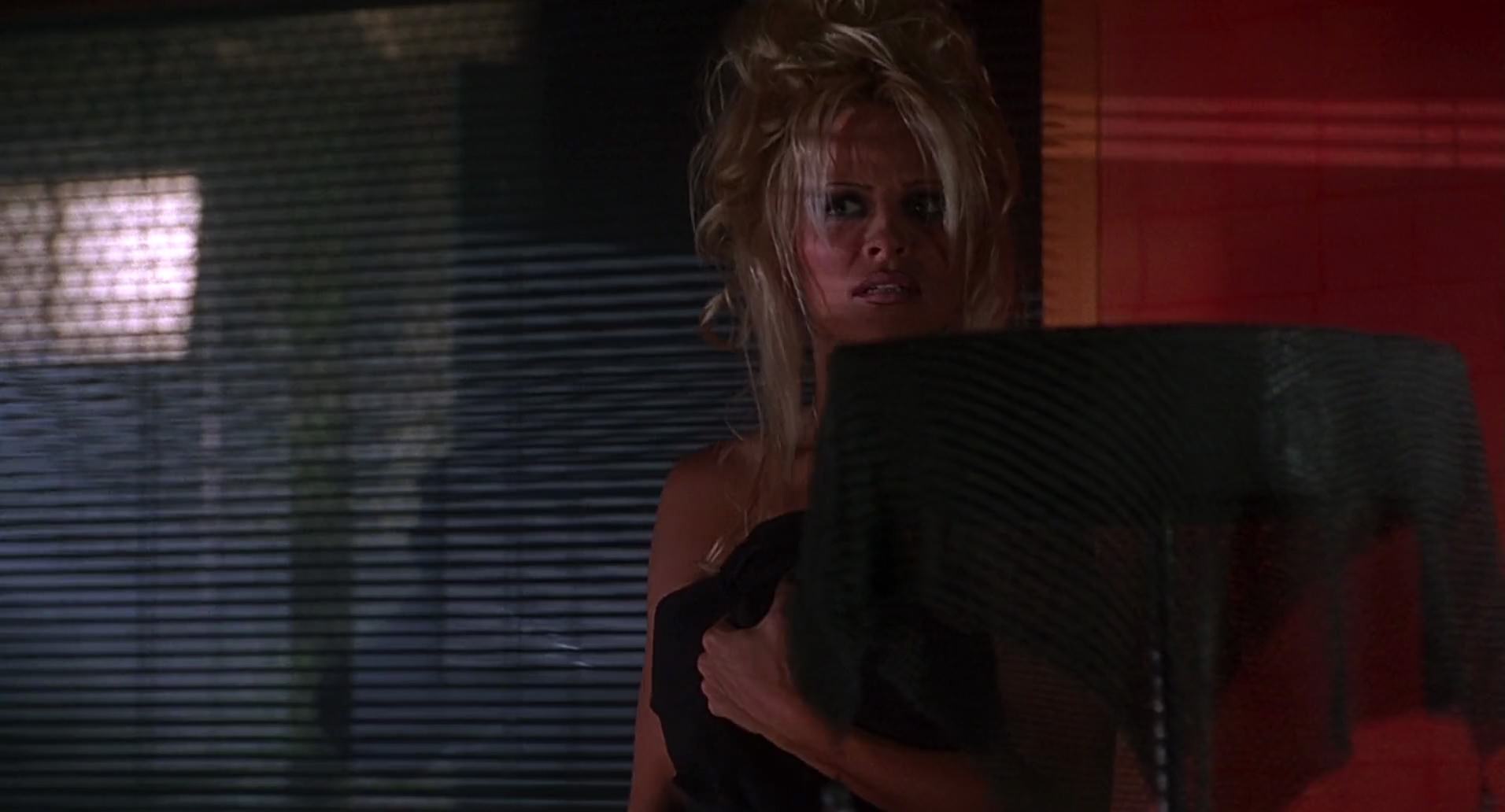 Barb Wire (1996) screencap 6834