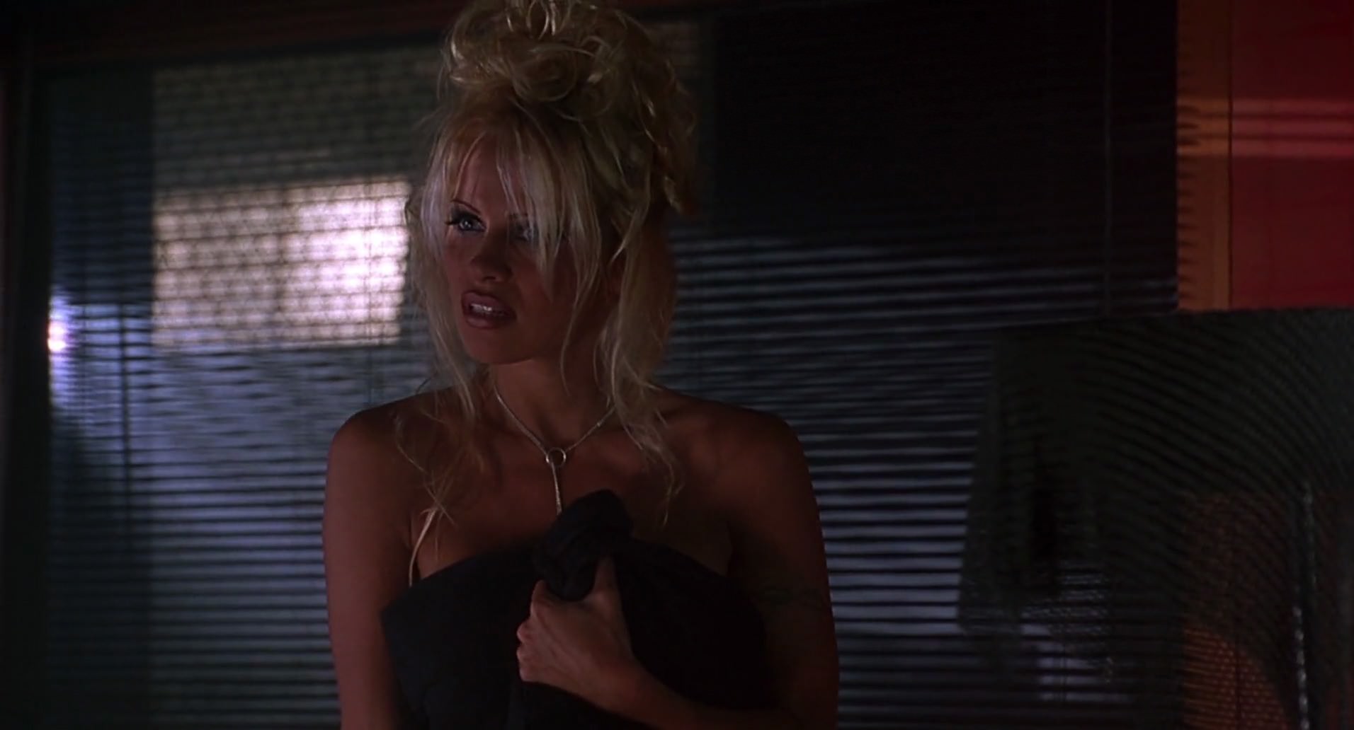 Barb Wire (1996) screencap 6840