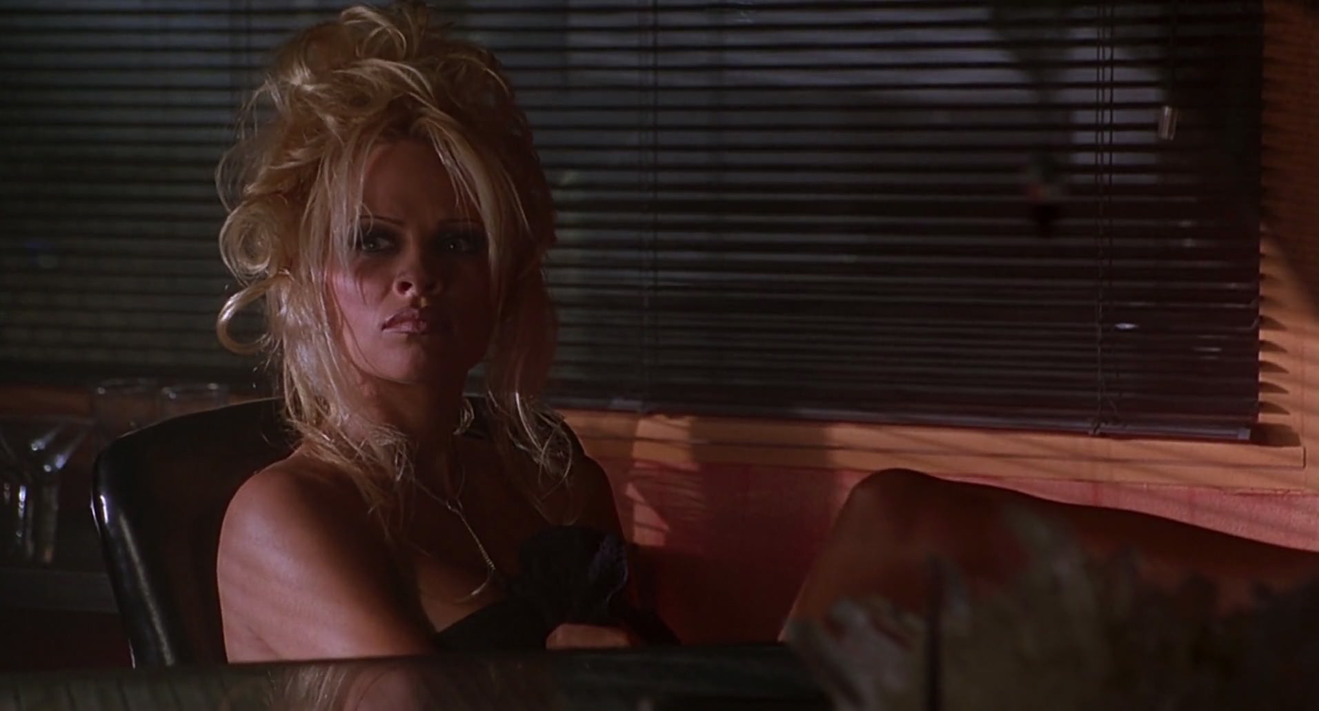 Barb Wire (1996) screencap 6918