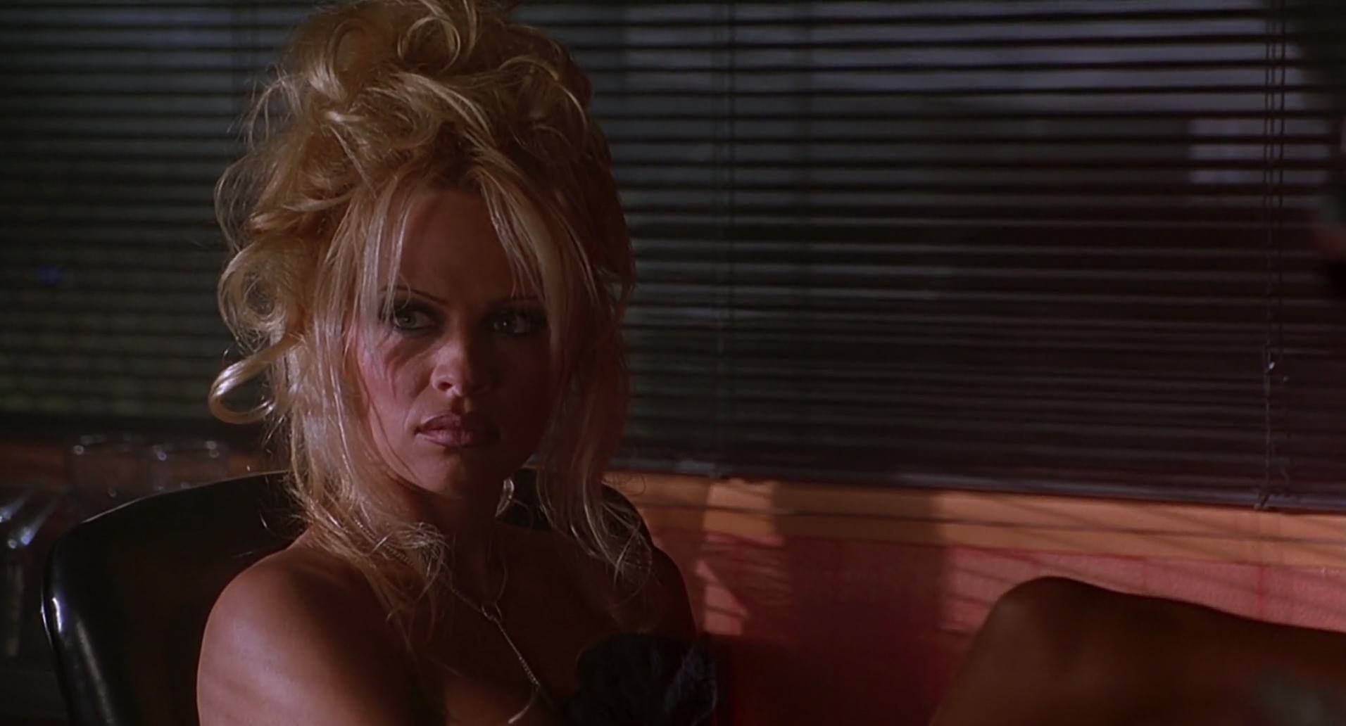Barb Wire (1996) screencap 6942