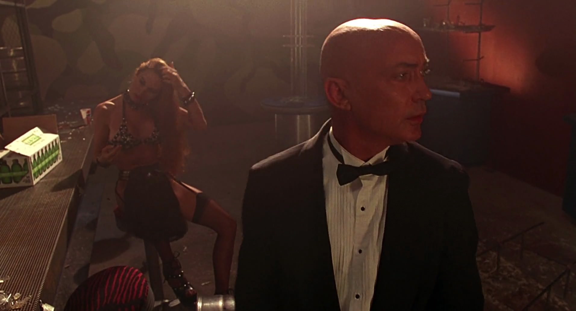 Barb Wire (1996) screencap 8421