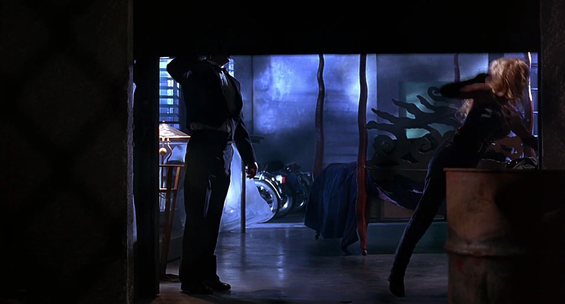 Barb Wire (1996) screencap 8487