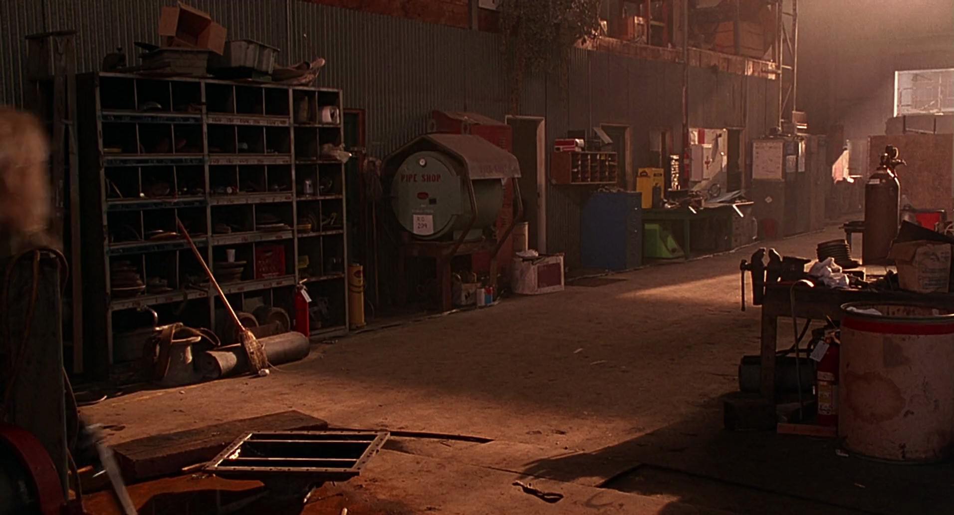 Barb Wire (1996) screencap 8850