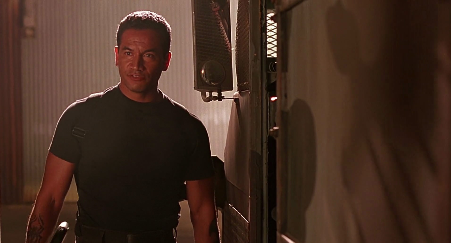 Barb Wire (1996) screencap 8916