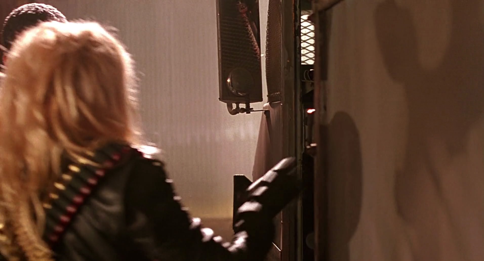 Barb Wire (1996) HD screenshot 8918