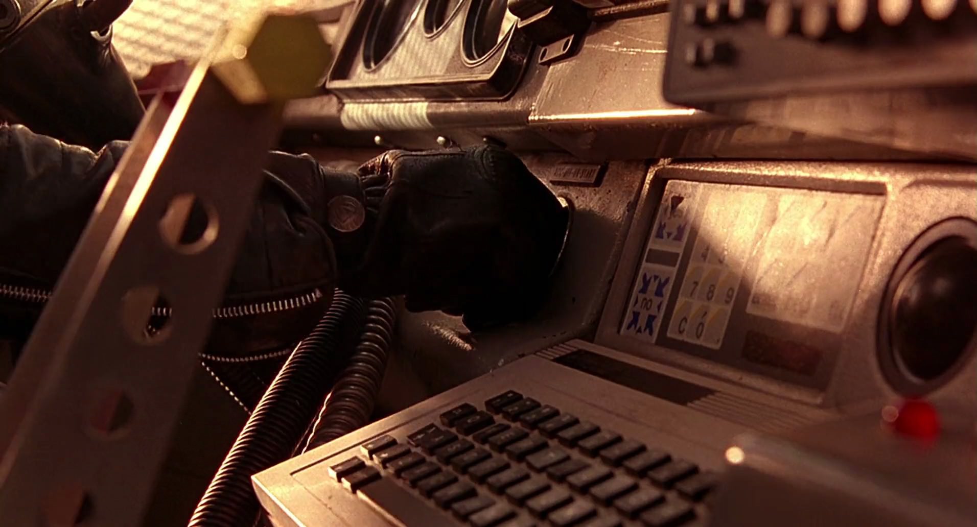Barb Wire (1996) screencap 9507