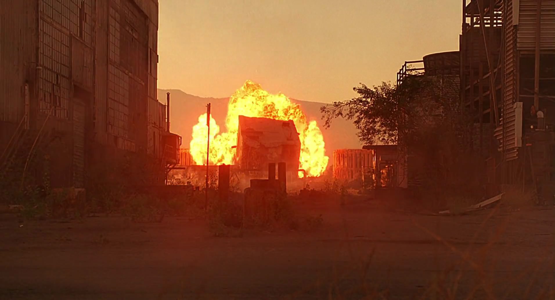 Barb Wire (1996) screencap 9711