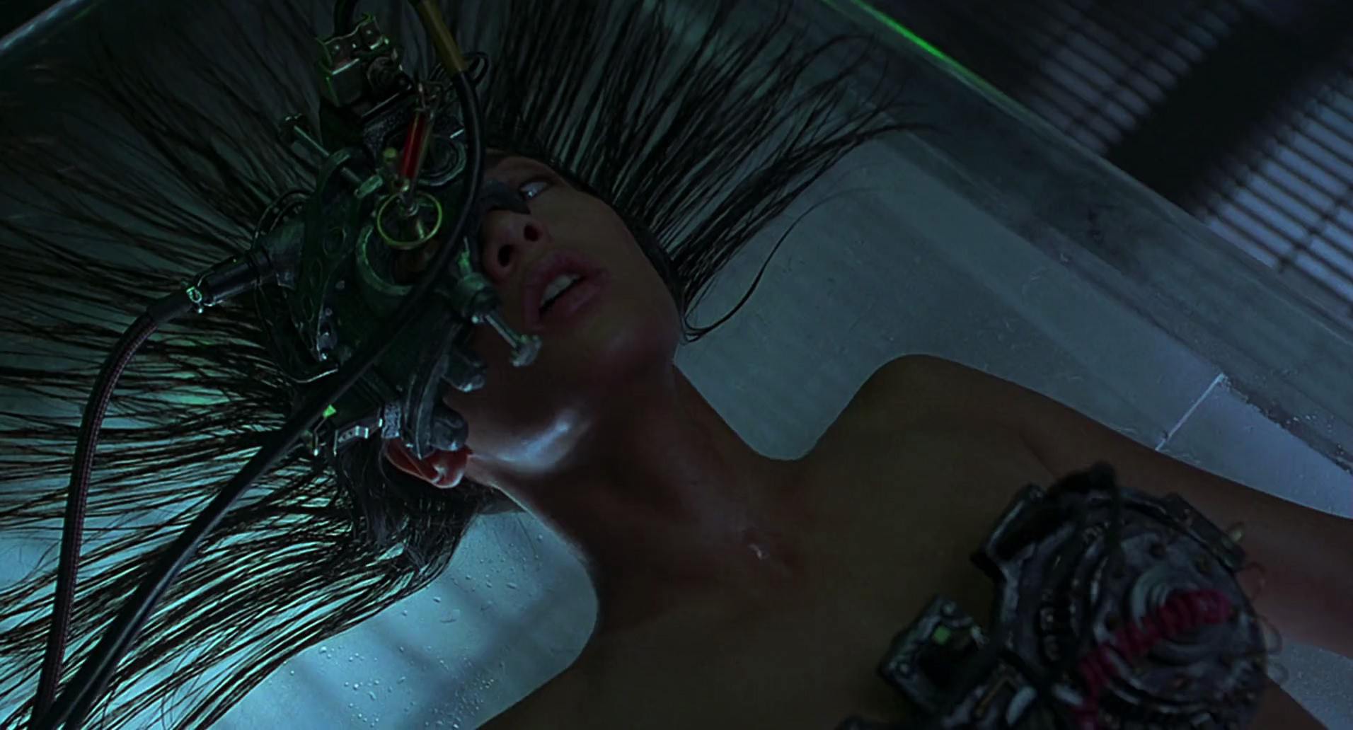 Barb Wire (1996) HD screenshot 977