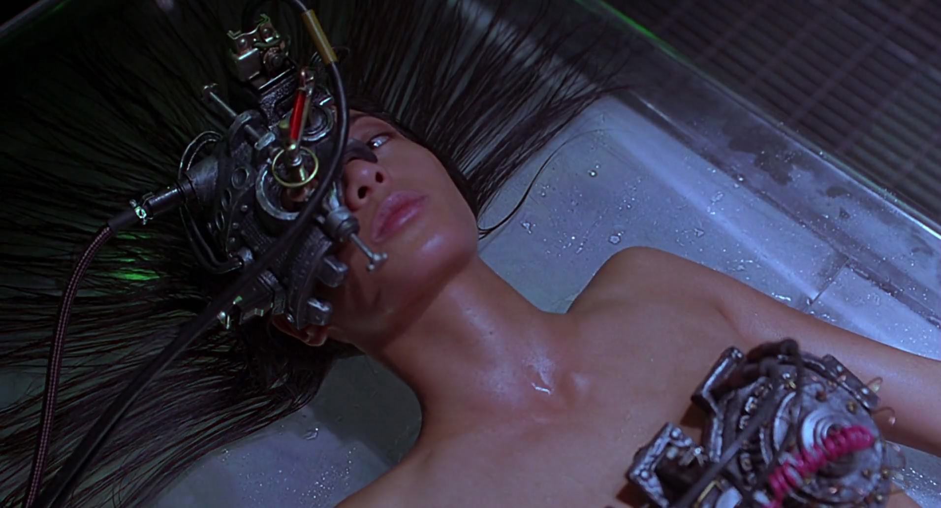 Barb Wire (1996) screencap 981