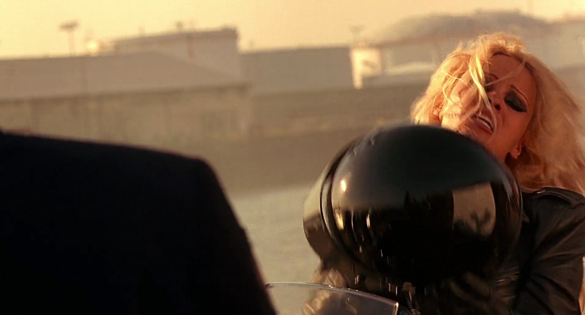 Barb Wire (1996) screencap 9978